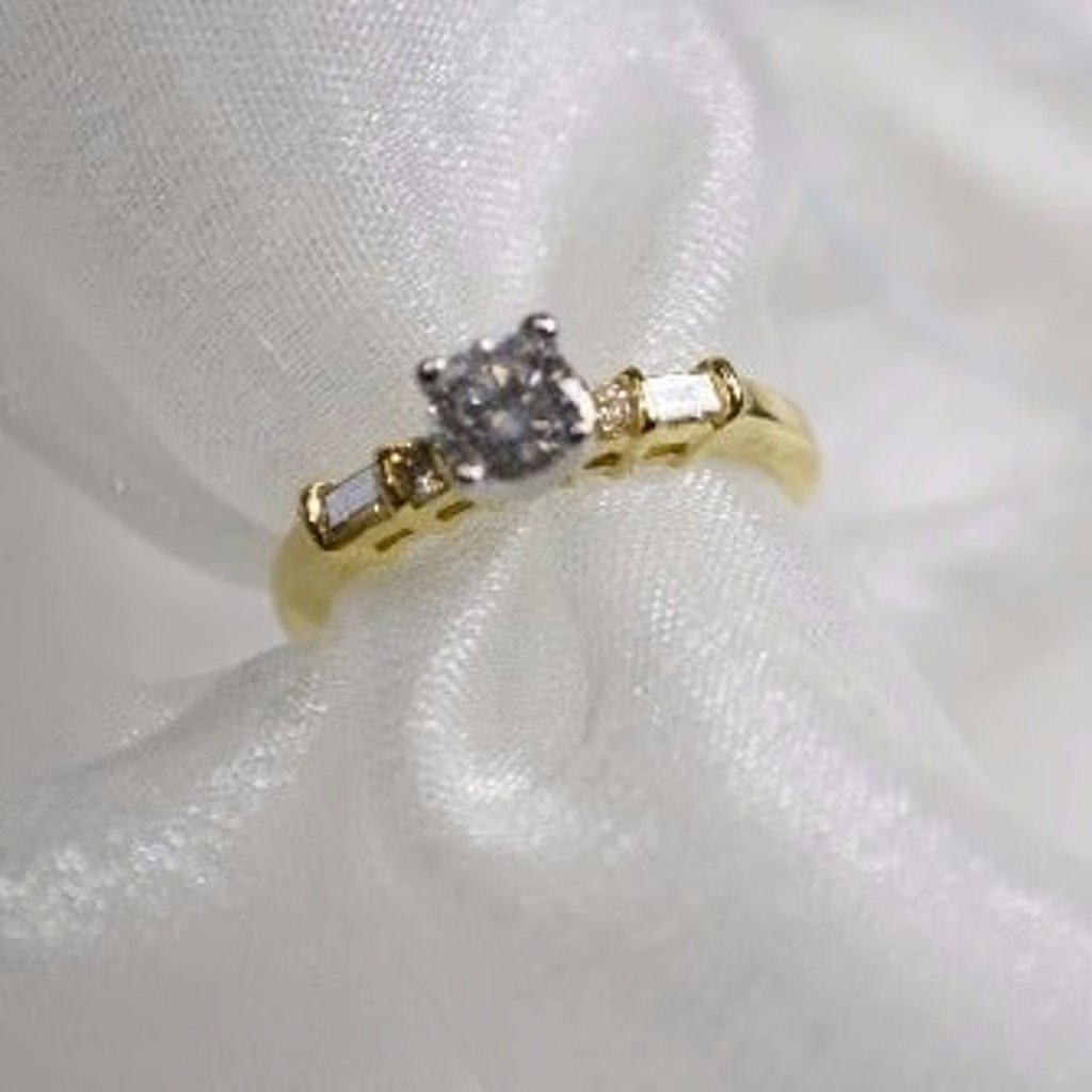 18KT Y/G Diamond Ring W/ Baguettes & Rnd