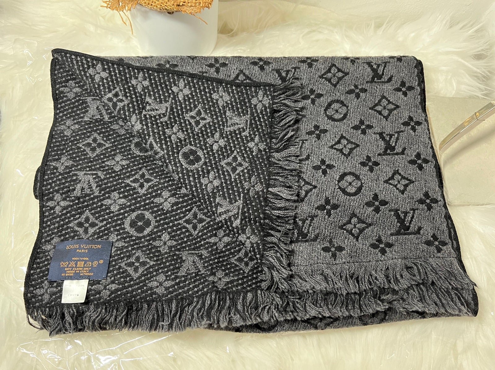 Authentic LOUIS VUITTON Monogram Classic Wool Scarf Gray and black unisex
