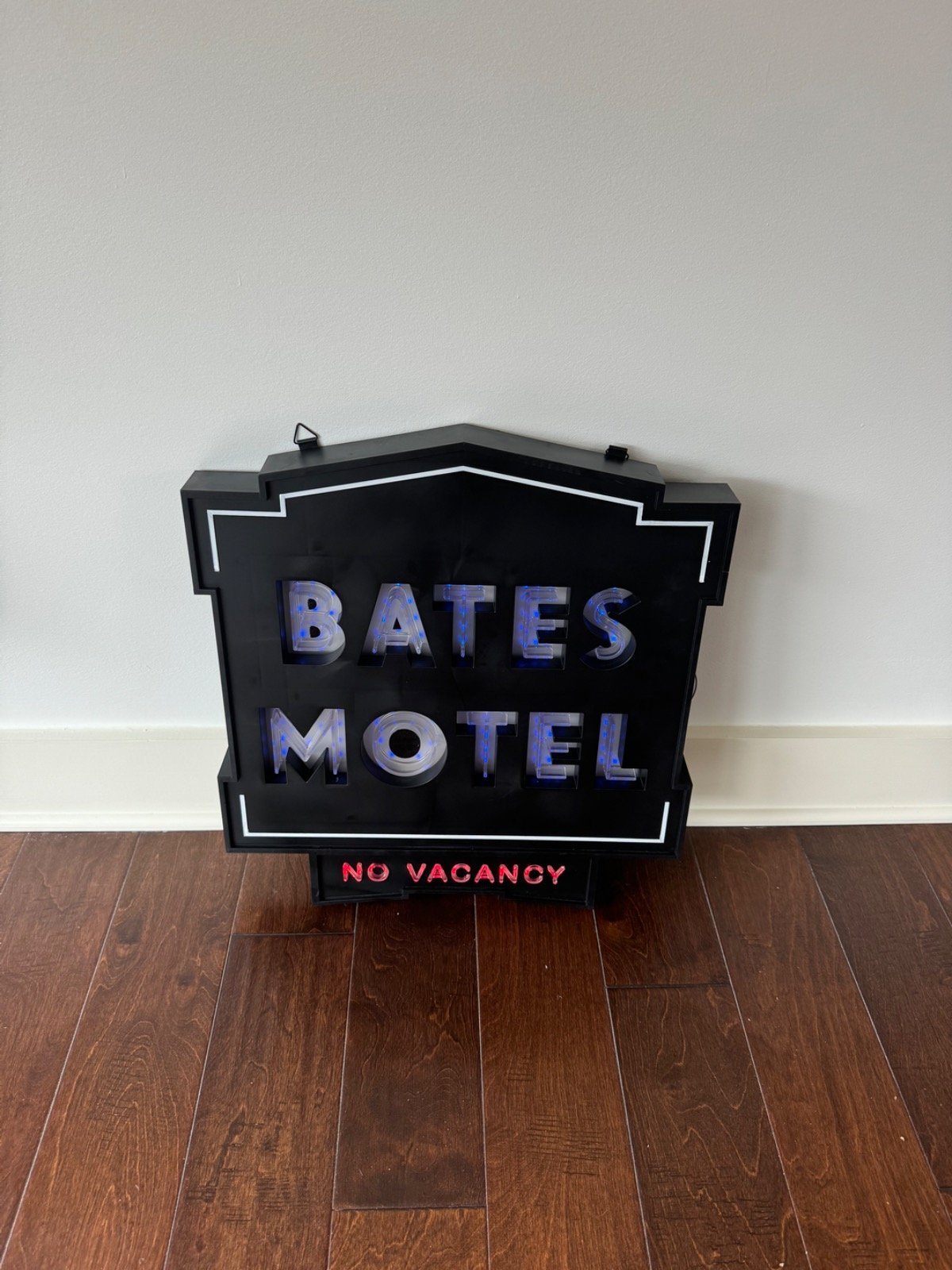 BATES MOTEL NO VACANCY LIGHT UP SIGN 18.5x20