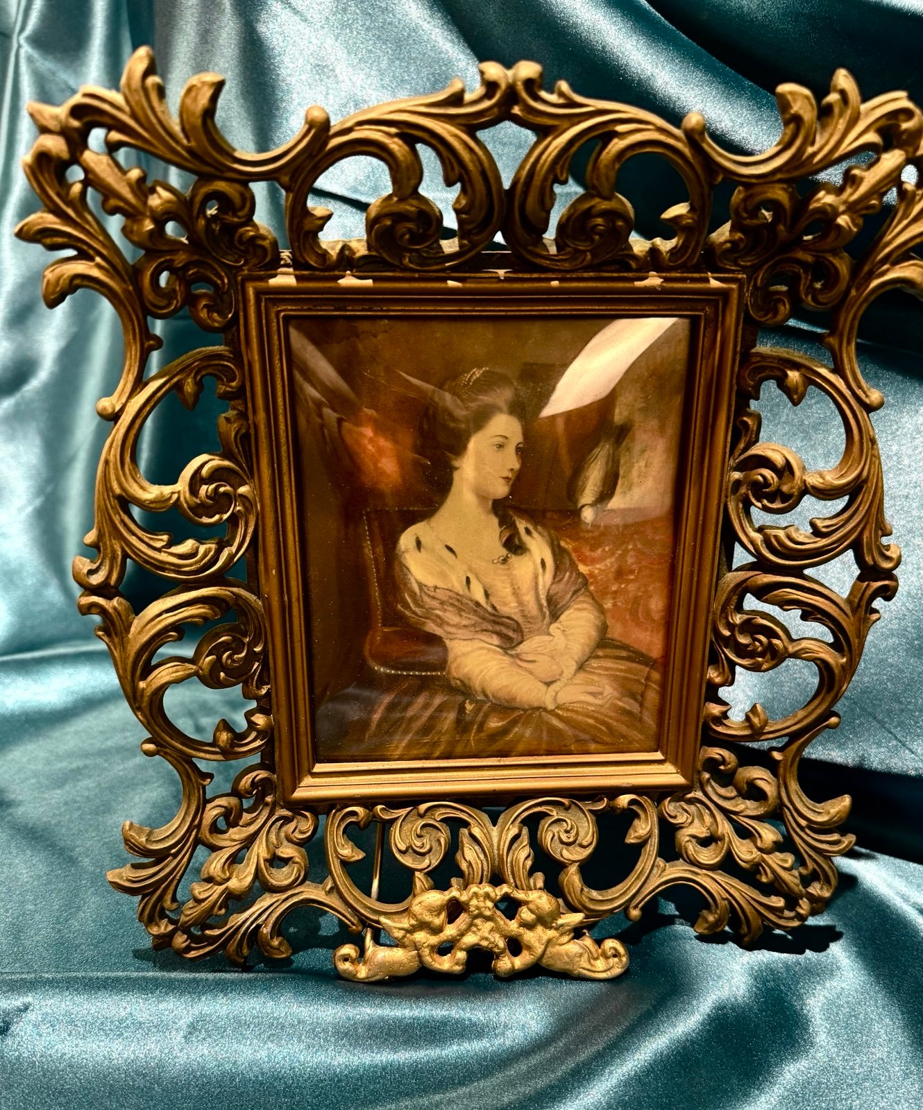 Lot 4 Beautiful vintage framed portraits