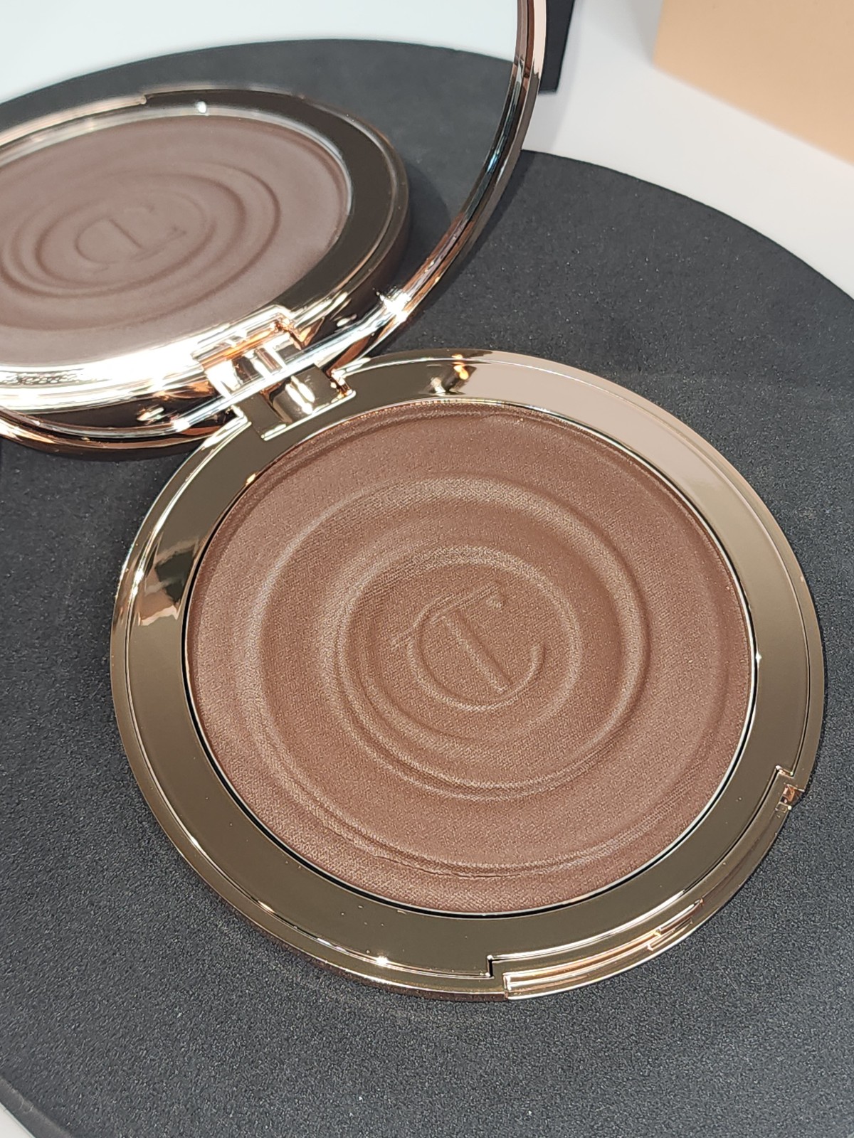 Charlotte Tilbury sun-kissed cream bronzer. Shade: 4 Deep