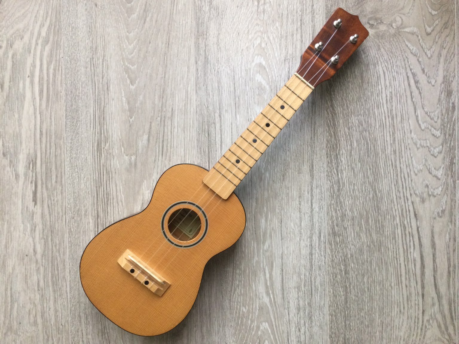 Amigo AMU18 Spruce Top Ukulele 4-String