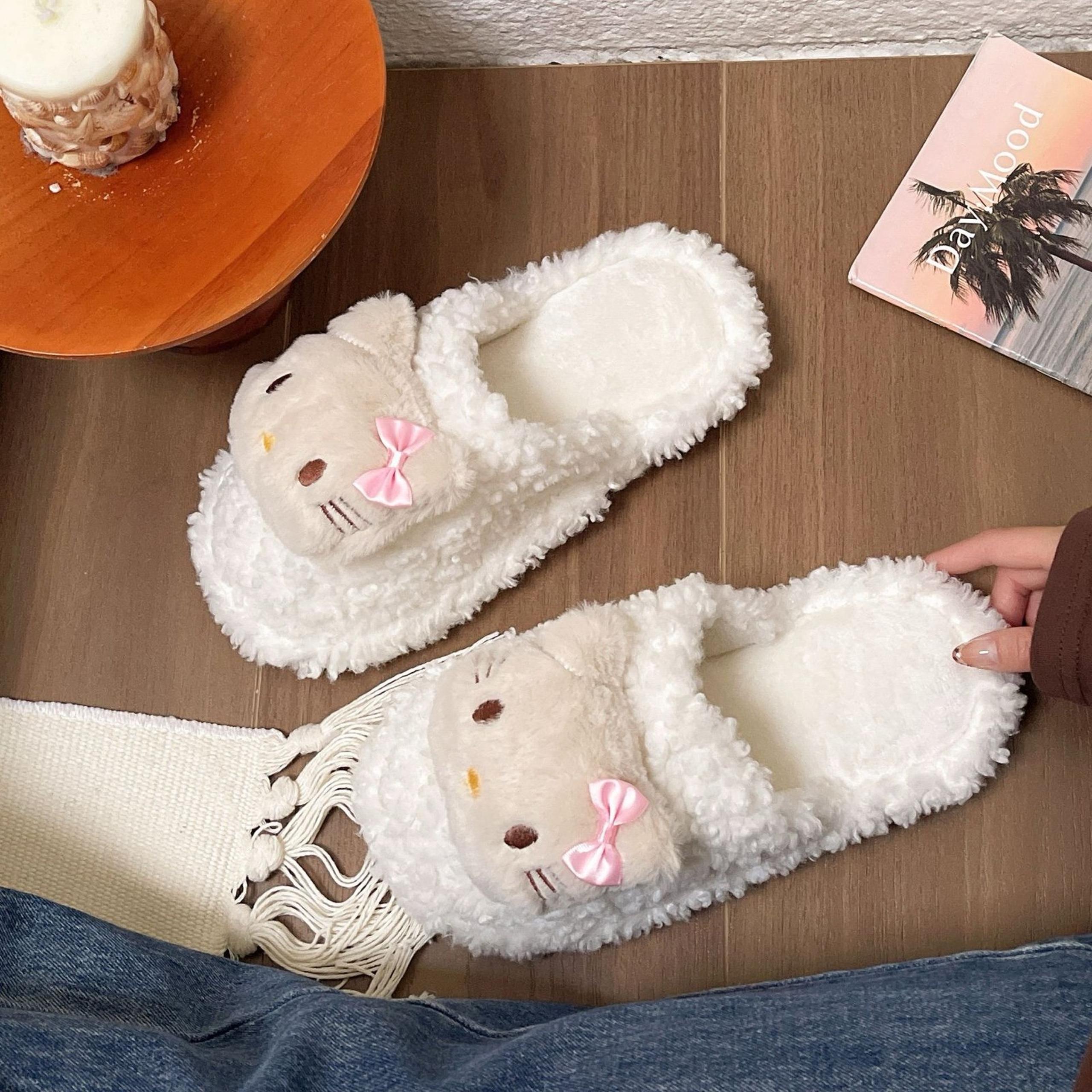 *NEW* HK  Womens Fuzzy Slippers