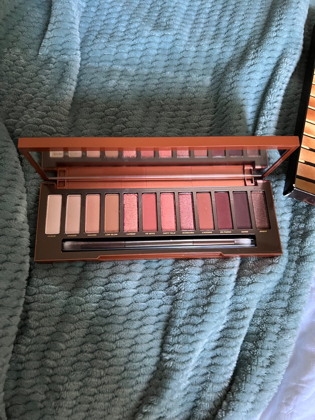 Urban Decay Naked heat Eyeshadow palette