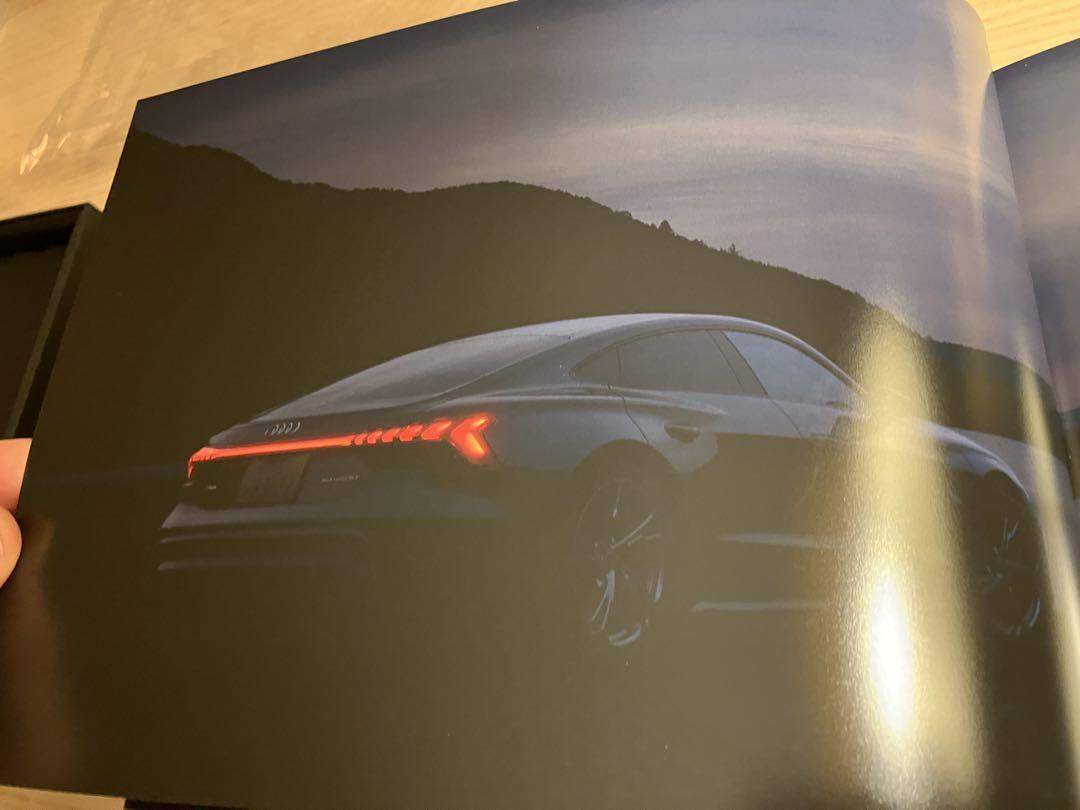 2025年のクリスマスの特別な衣装 Audi Japan in Touring Grand GT e-tron アート・デザイン・音楽