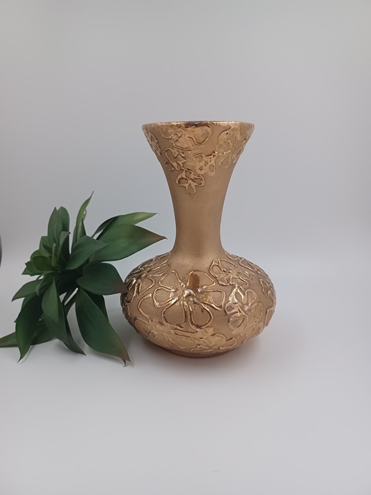 Vintage Signed Jet 71 Gold Daisy/Cosmos Weeping Style Floral Vase