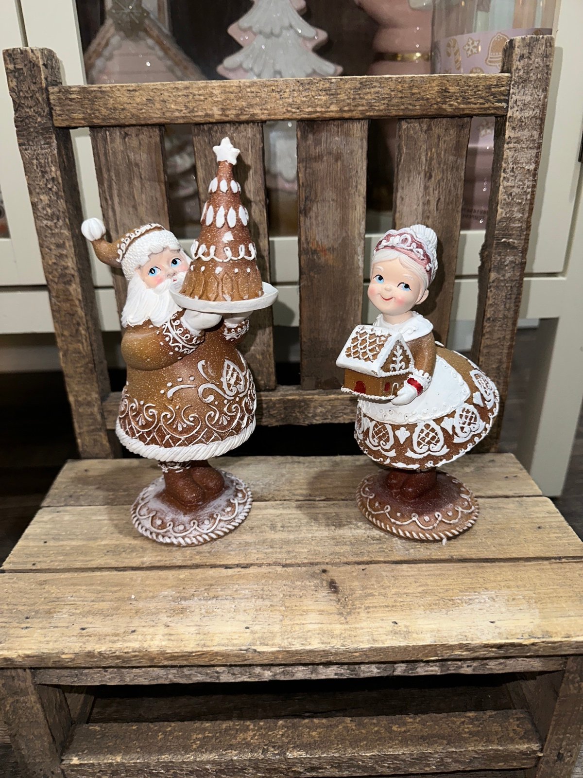gingerbread santa and mrs claus