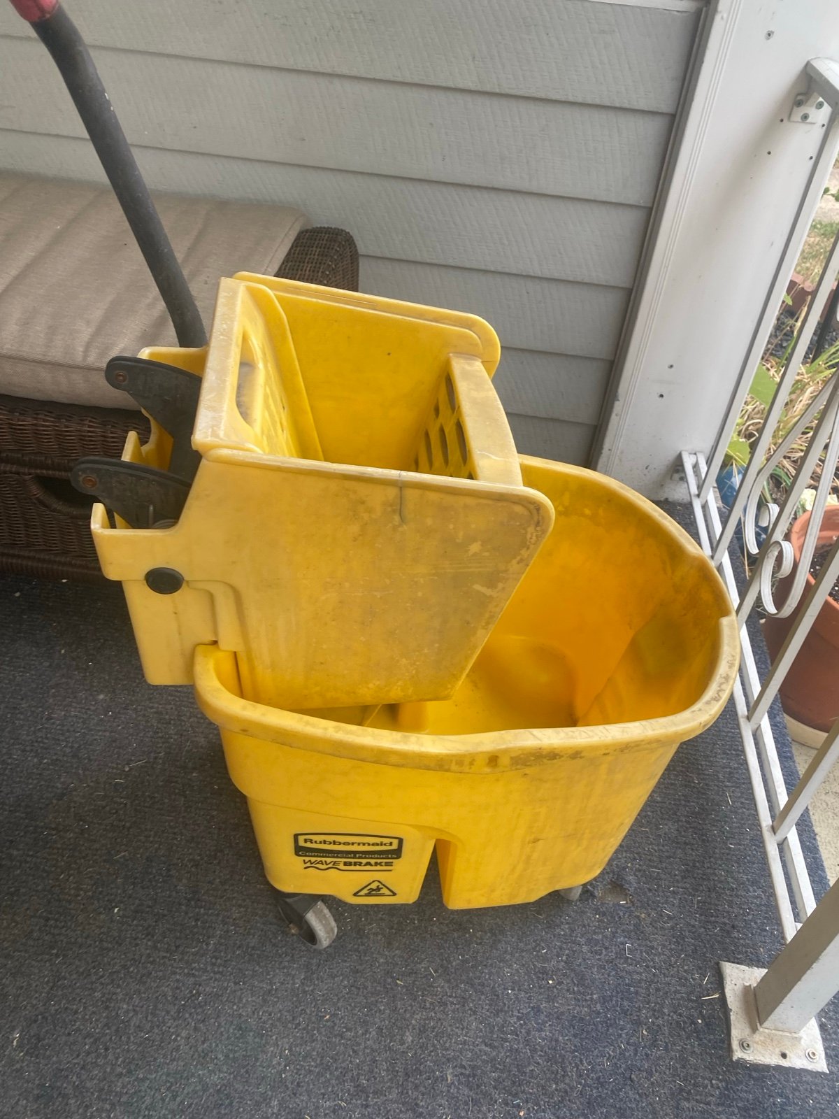 Rubbermaid WaveBrake Plastic Mop Bucket with Wringer and Built-In Drain, 35 Qt.