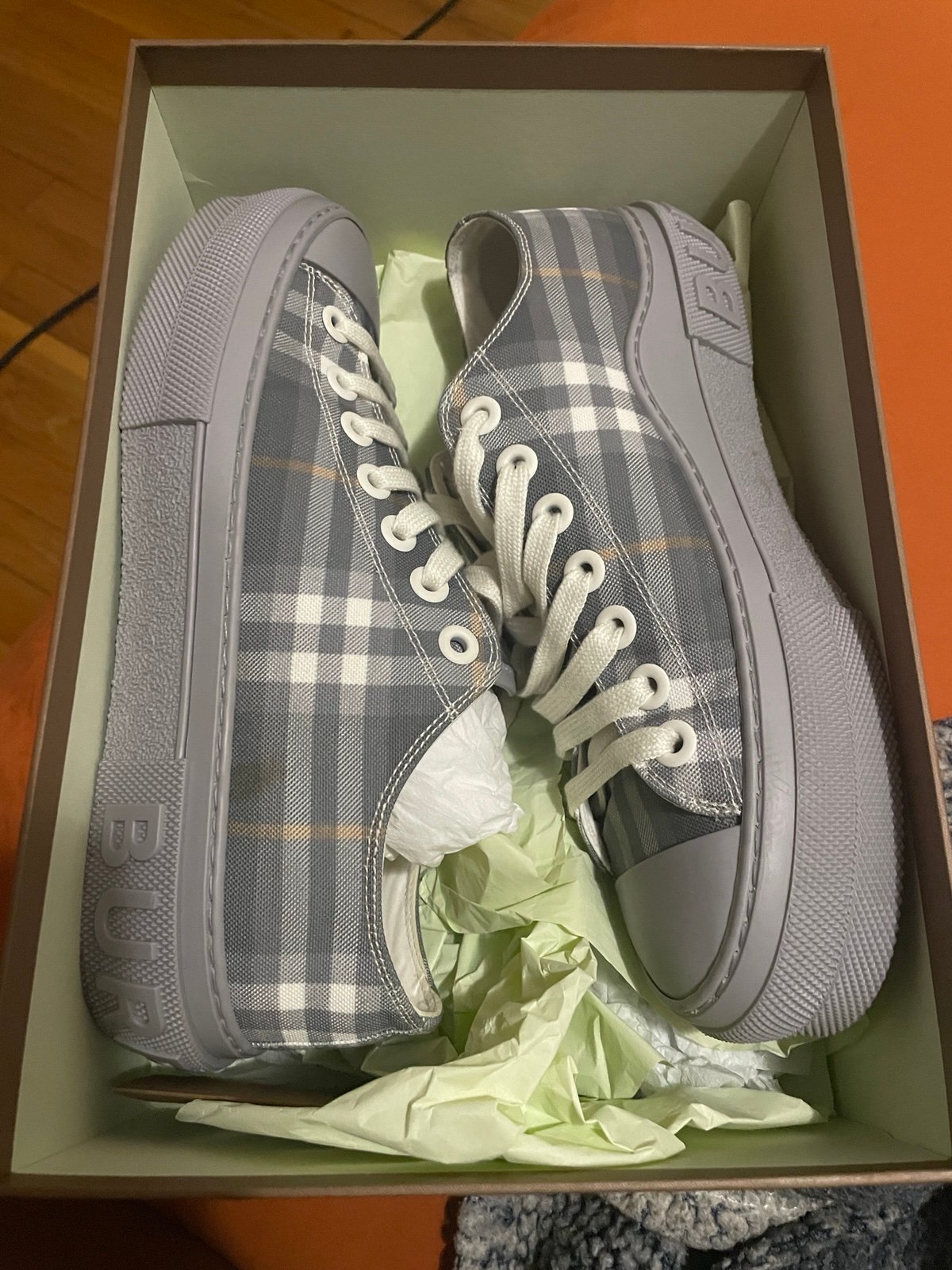 Burberry shoe grey and white