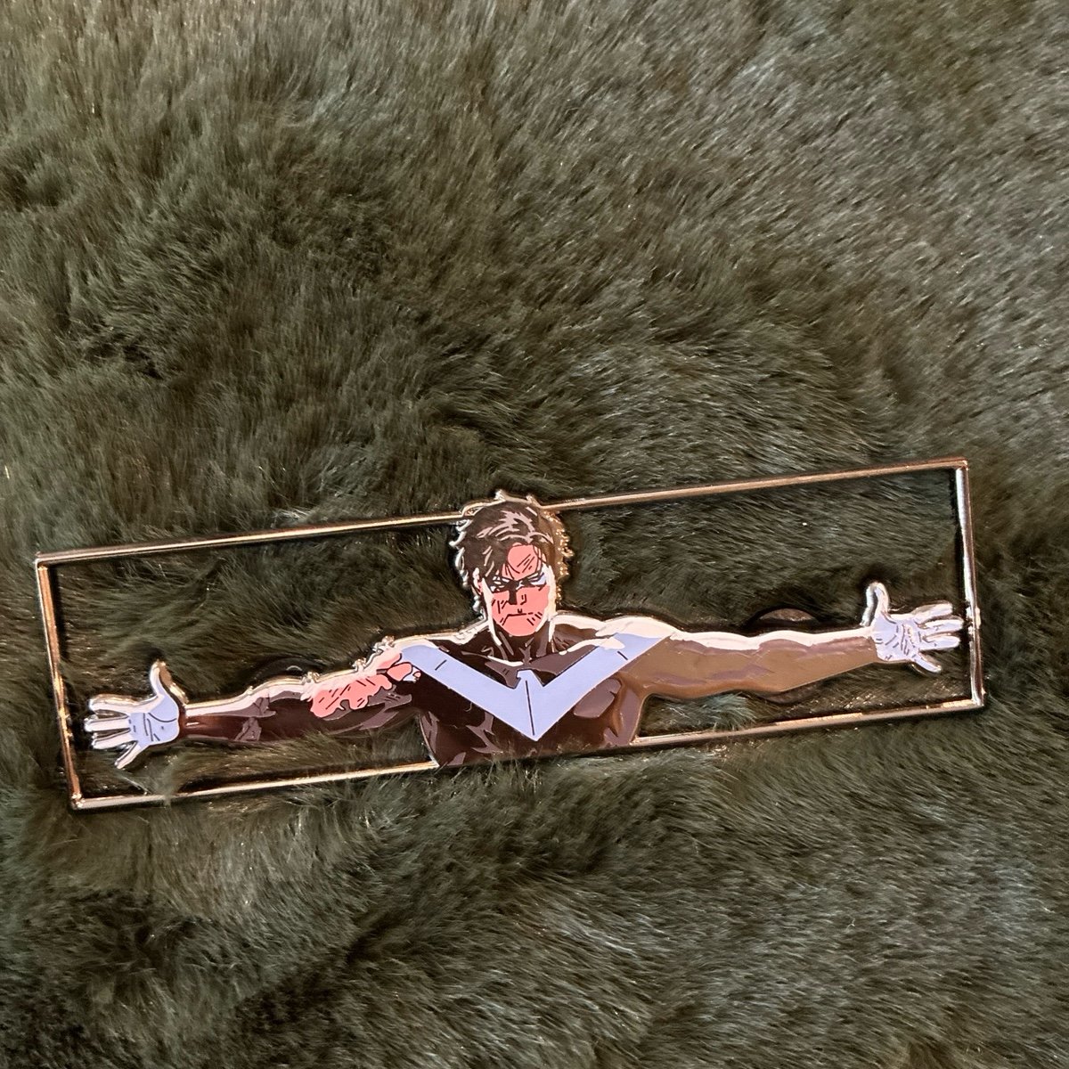 Nightwing pin: spreading the wings