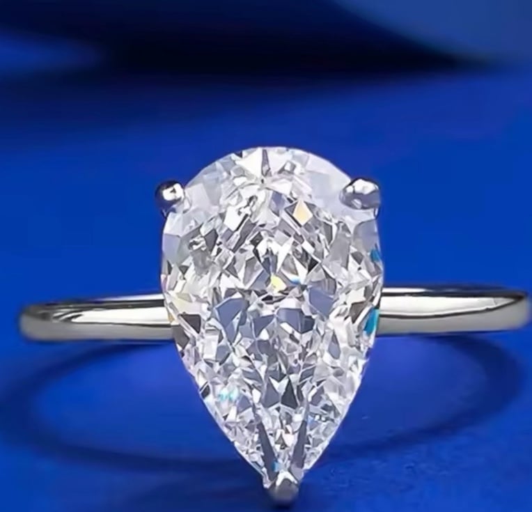 18k 1.75ct Pear Cut Ring SIZE 6