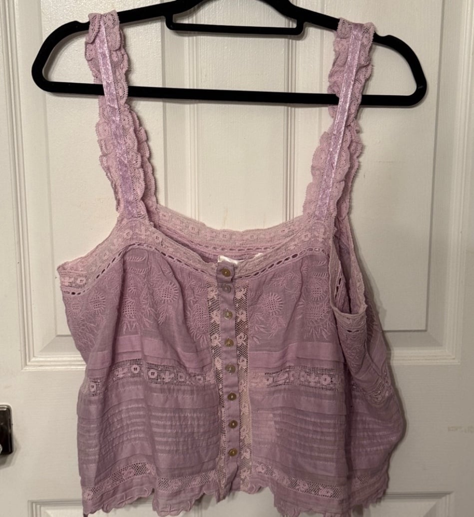 LoveShackFanct sully top in wisteria NWT