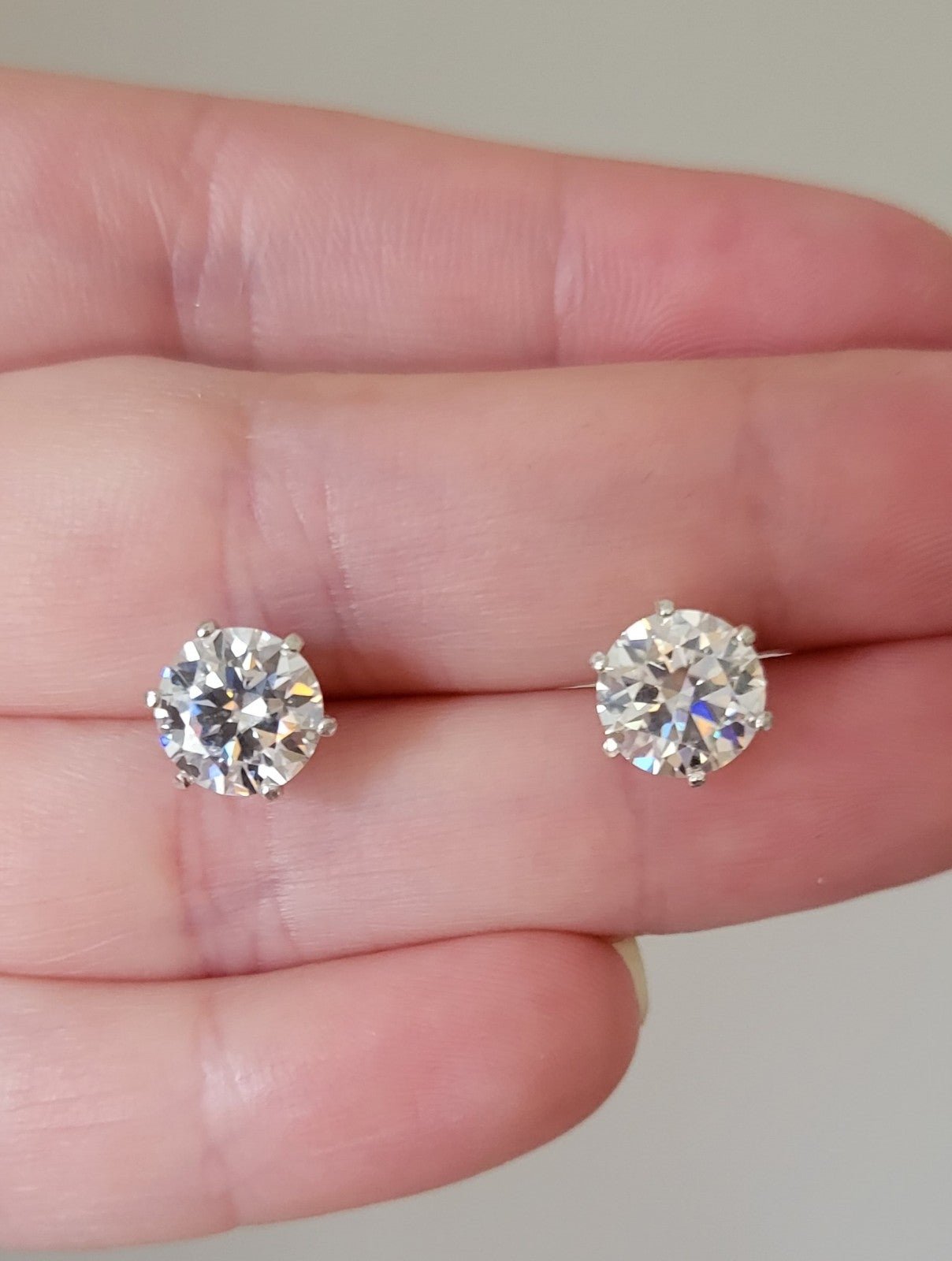 New 4ct Beautiful Moissanite Stud Earrings