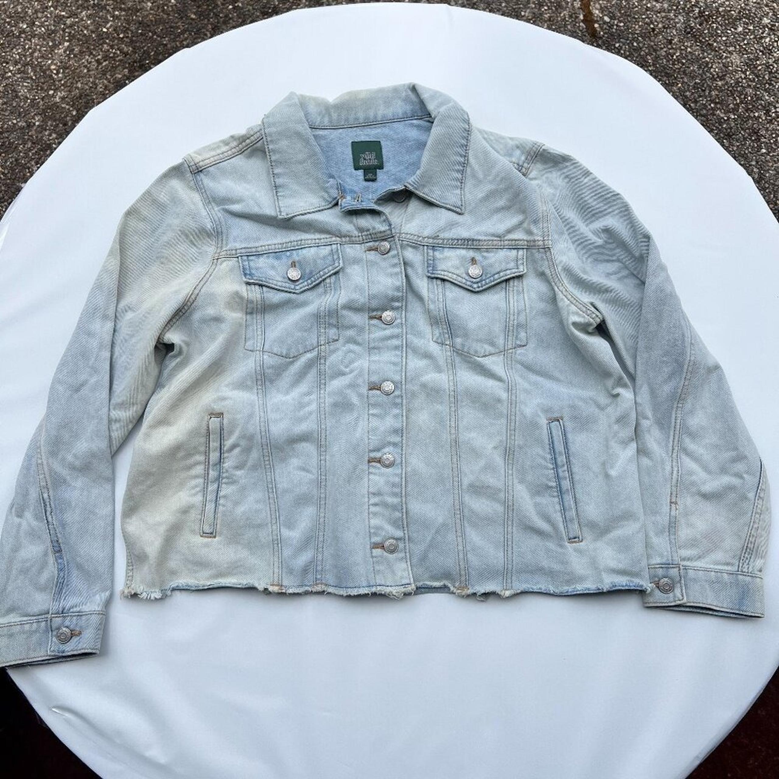 NWT Wild Fable Women's XXL Denim Trucker Jacket Distressed Raw Hem Light Wash