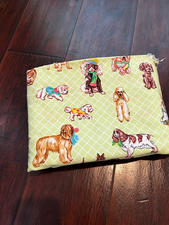 Vtg 1970s Novelty Print Dog Fabric by Susie Muise Approx 122 x 42 (READ)