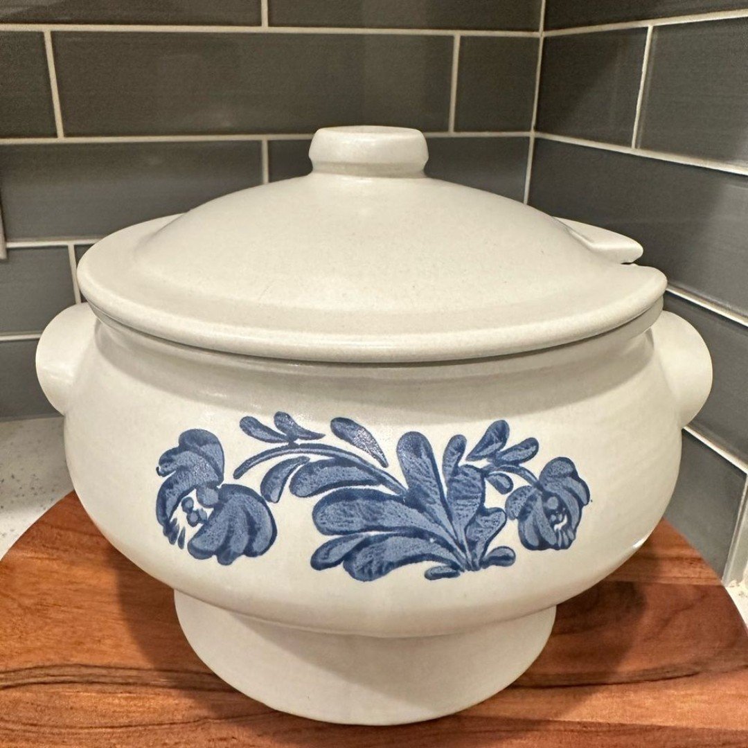 Pfaltzgraff Yorktowne Soup Tureen with lid
