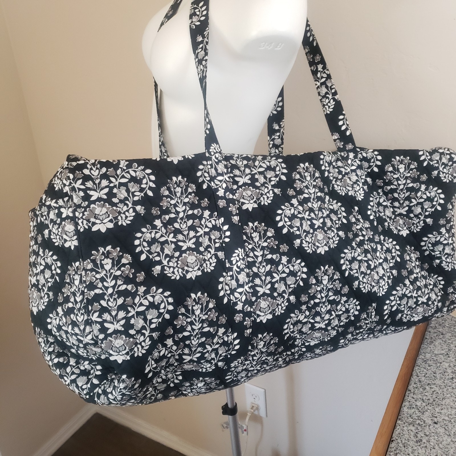Vera Bradley XL Traveler Duffel Chandelier Noir Black Floral Weekender EUC 26