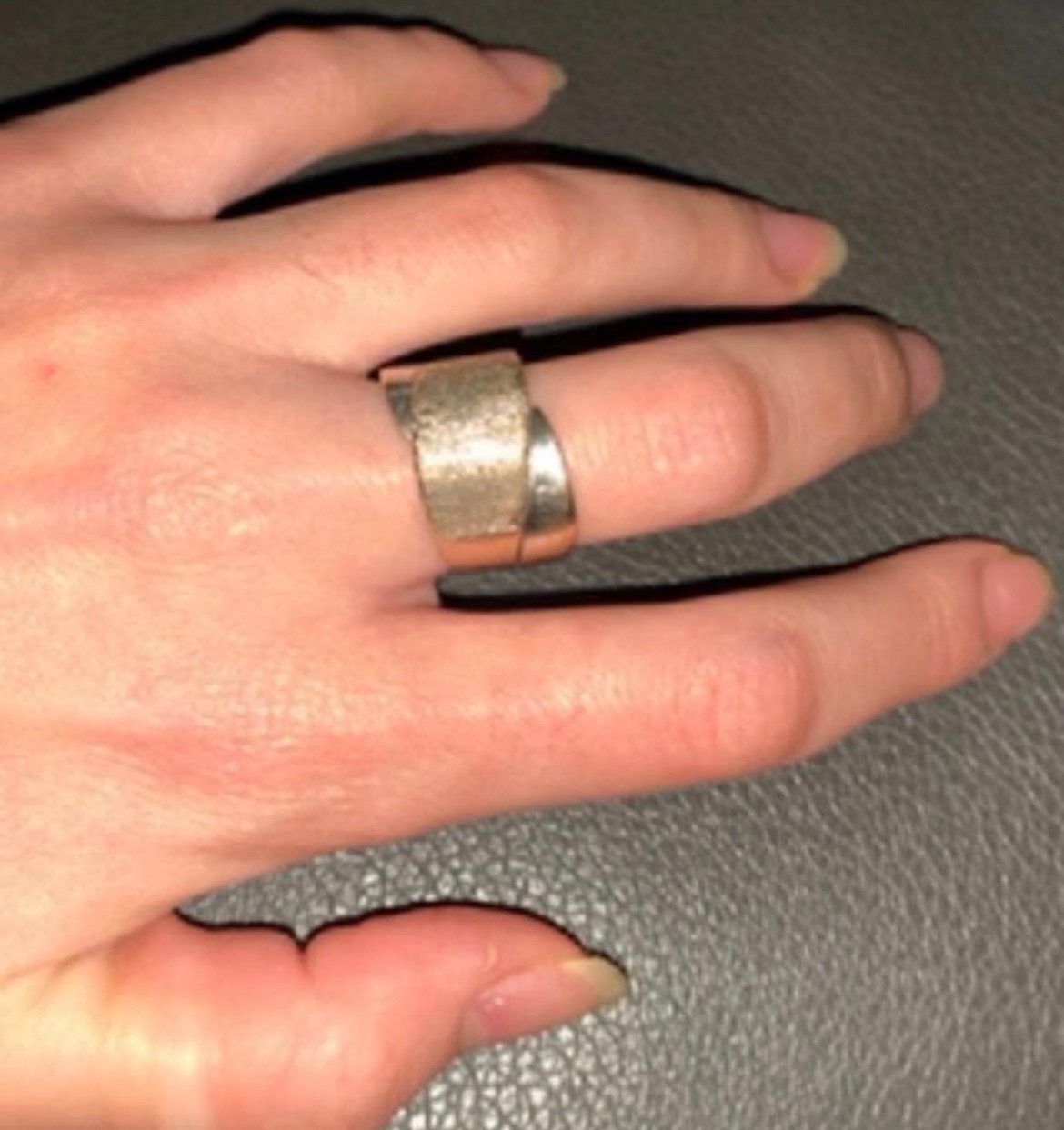 18k Solid white Gold Ring Size 8