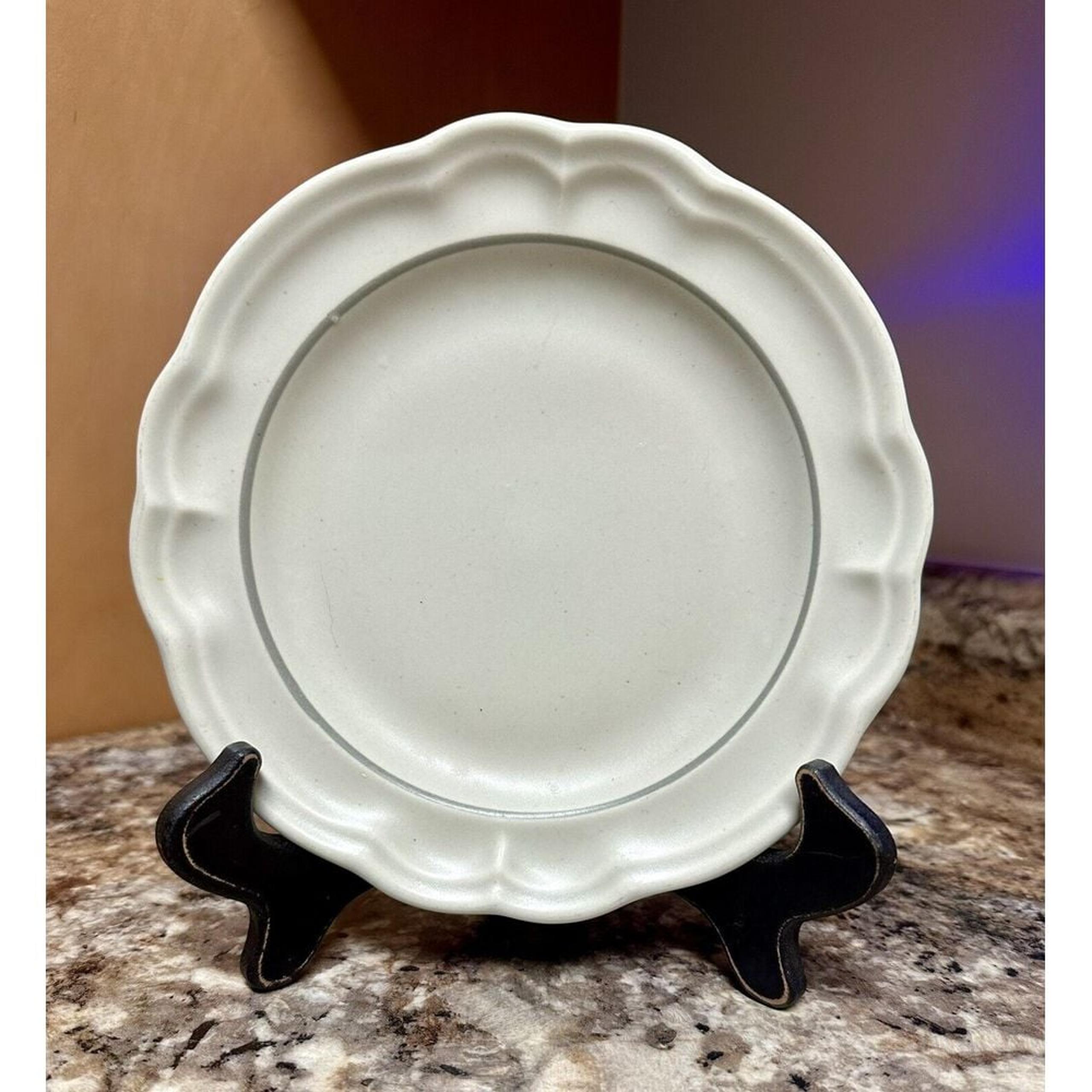Pfaltzgraff Heirloom Individual 7 1/2" Rim Salad Plate Gray White Scalloped Edge