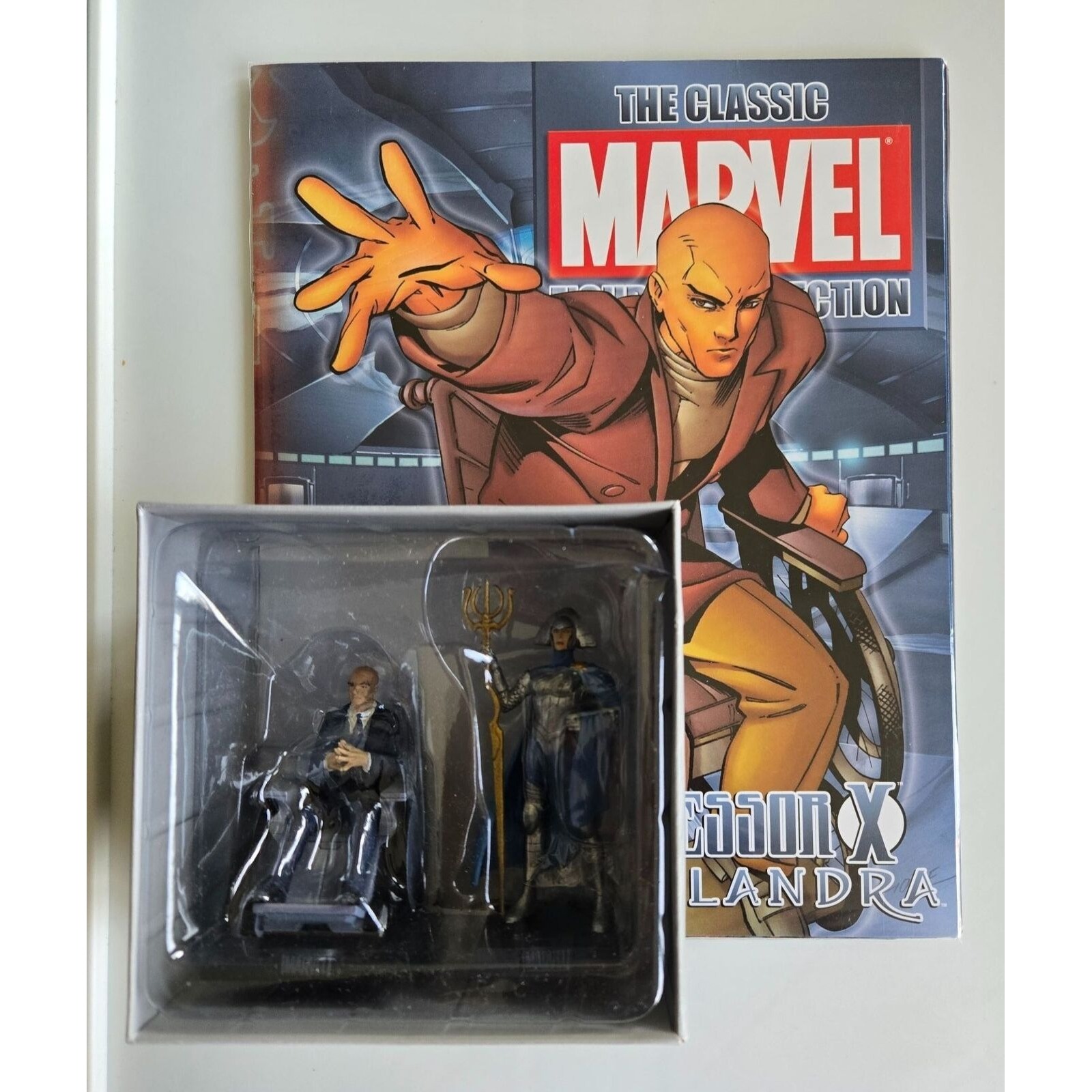 Eaglemoss 1:16 Classic Marvel Figurine w/Book: Professor X & Lilandra
