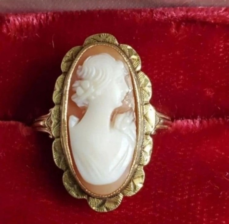 10k cameo ring size 6. (Sizeable). Vintage/antique I do not know exactly how old