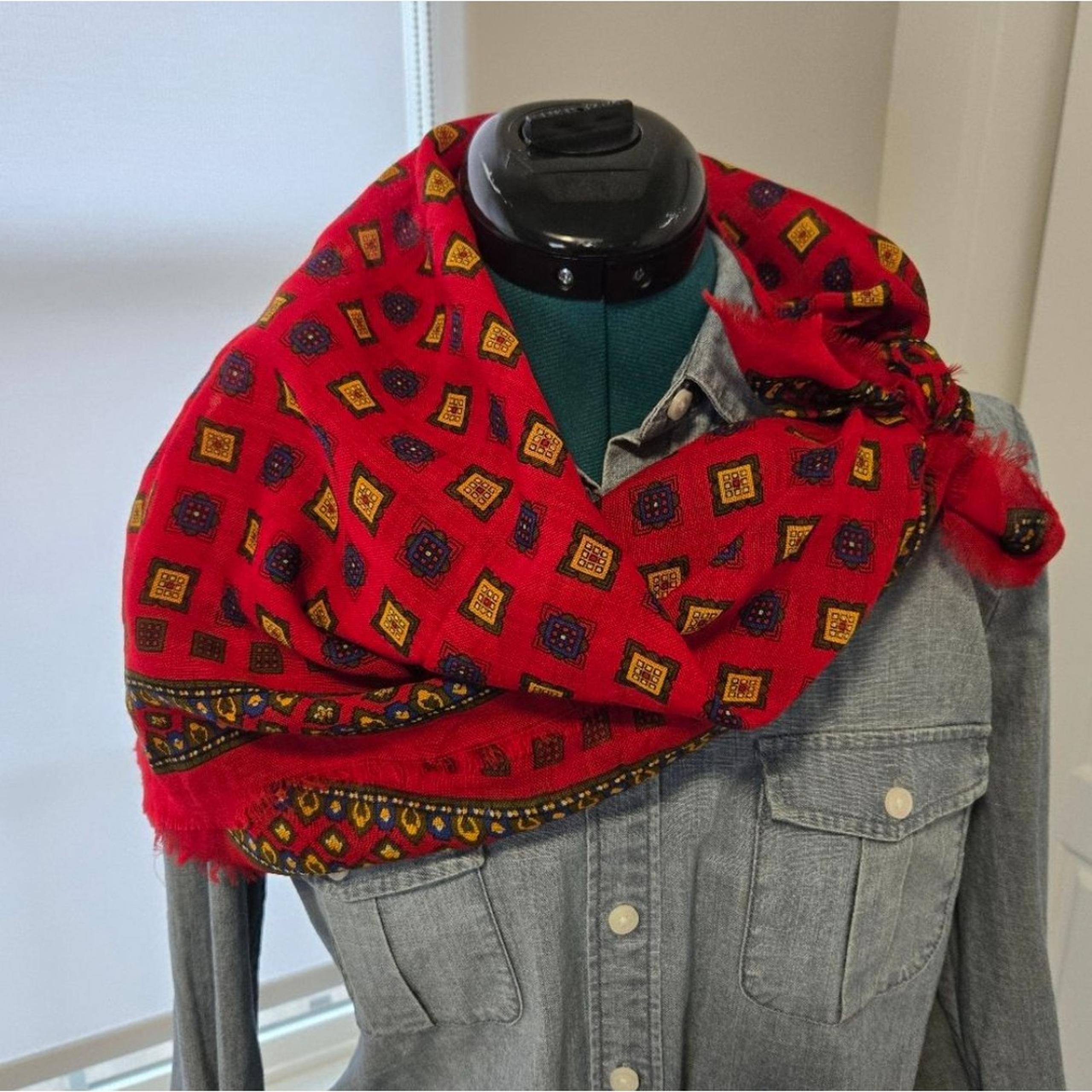 VINTAGE OSCAR DE LA RENTA 100% WOOL RED PATTERNED SQAURE SCARF SHAWL WRAP WOMEN