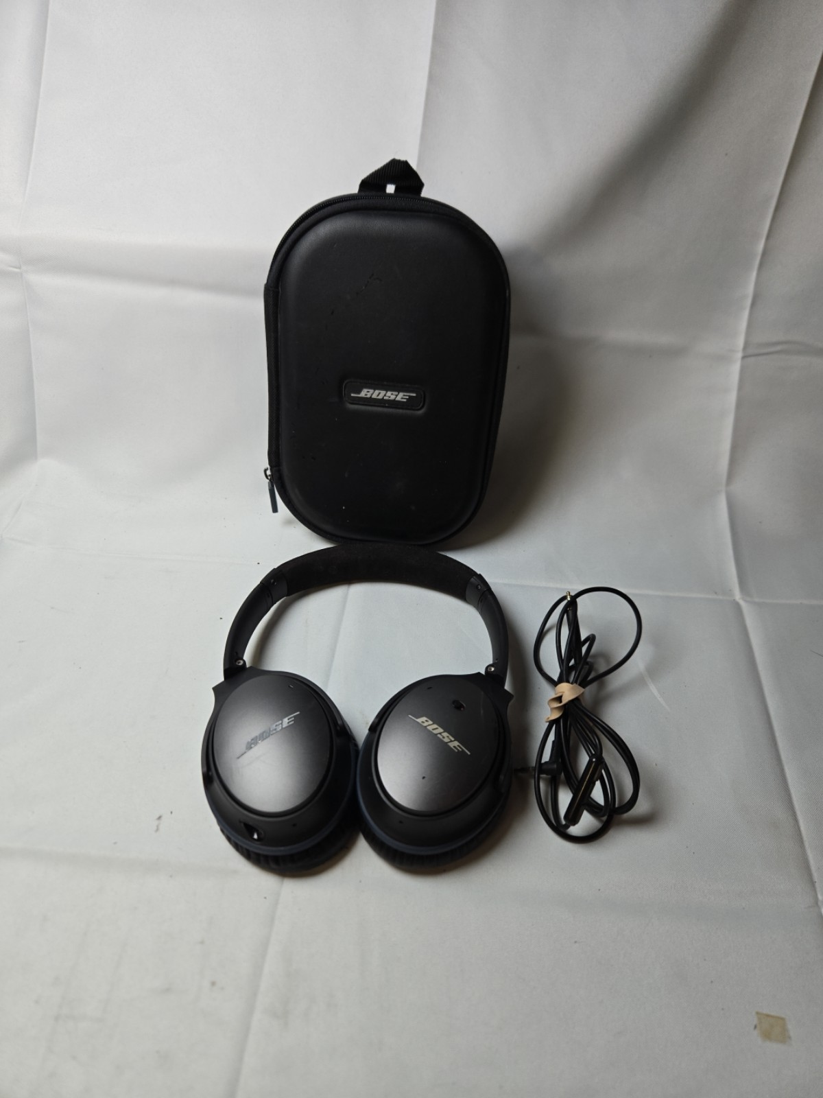 Bose QuietComfort QC25 Wired Noise Canceling Headphones With Case And Cord