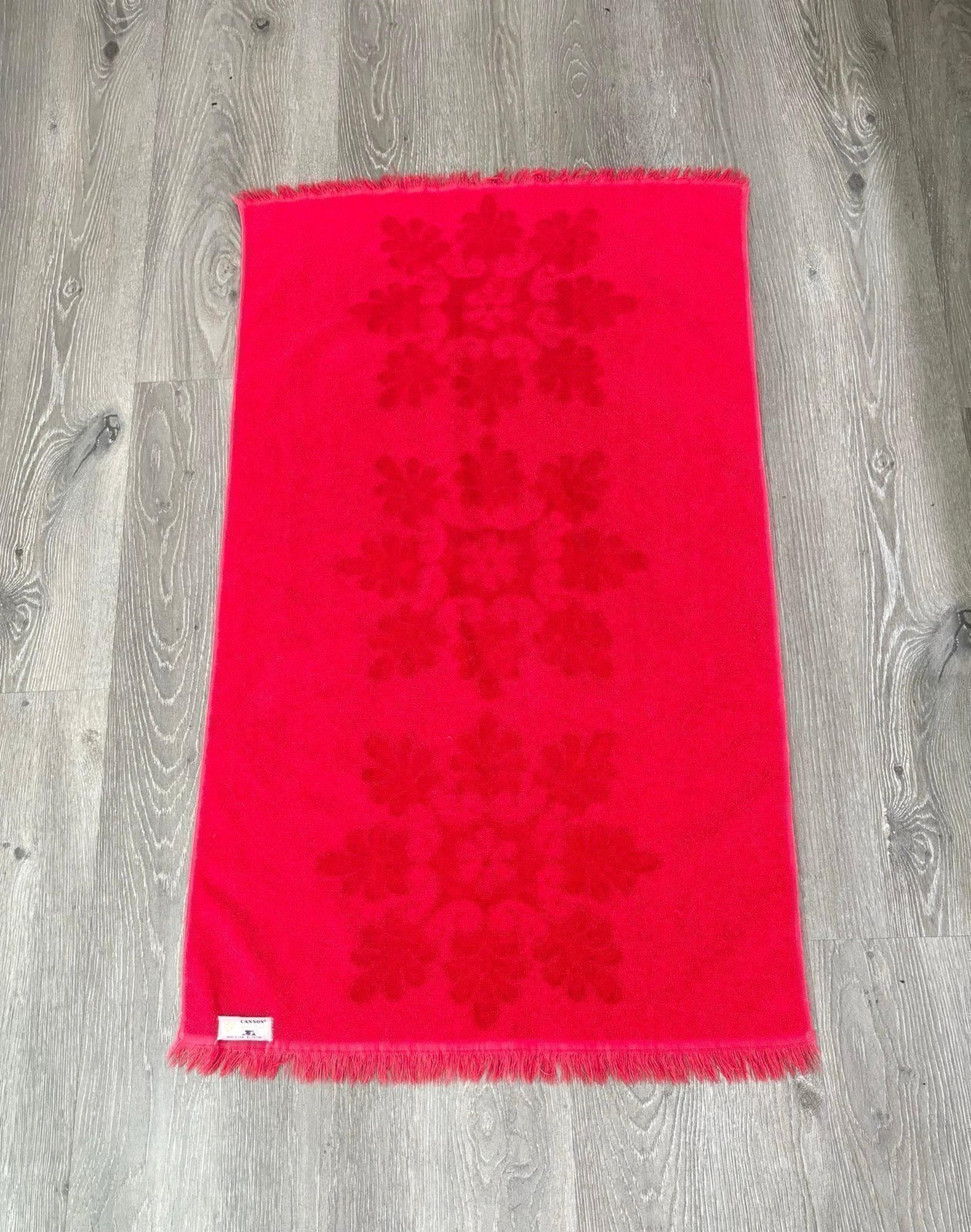 Vintage Cannon Royal Family Sculpted Red Snowflake Fringe Bath Towel