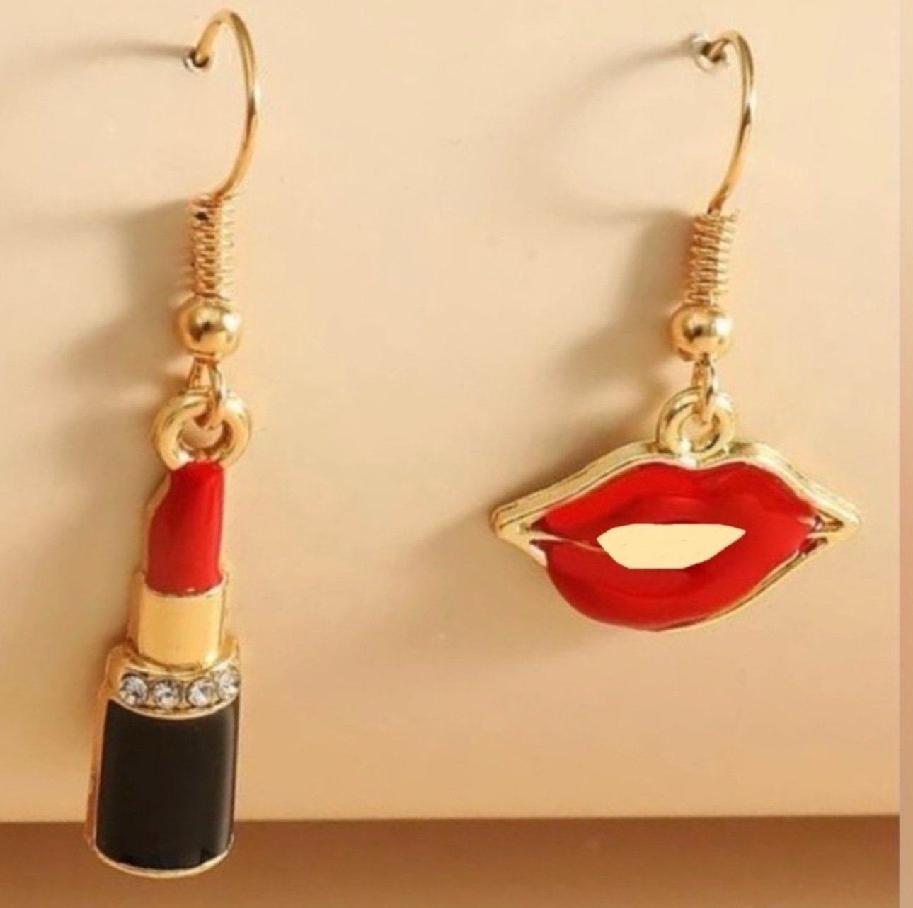 “Pucker” Kiss Red Enamel Lipstick Lips Lipgloss Mismatched Make-up Gold Earrings