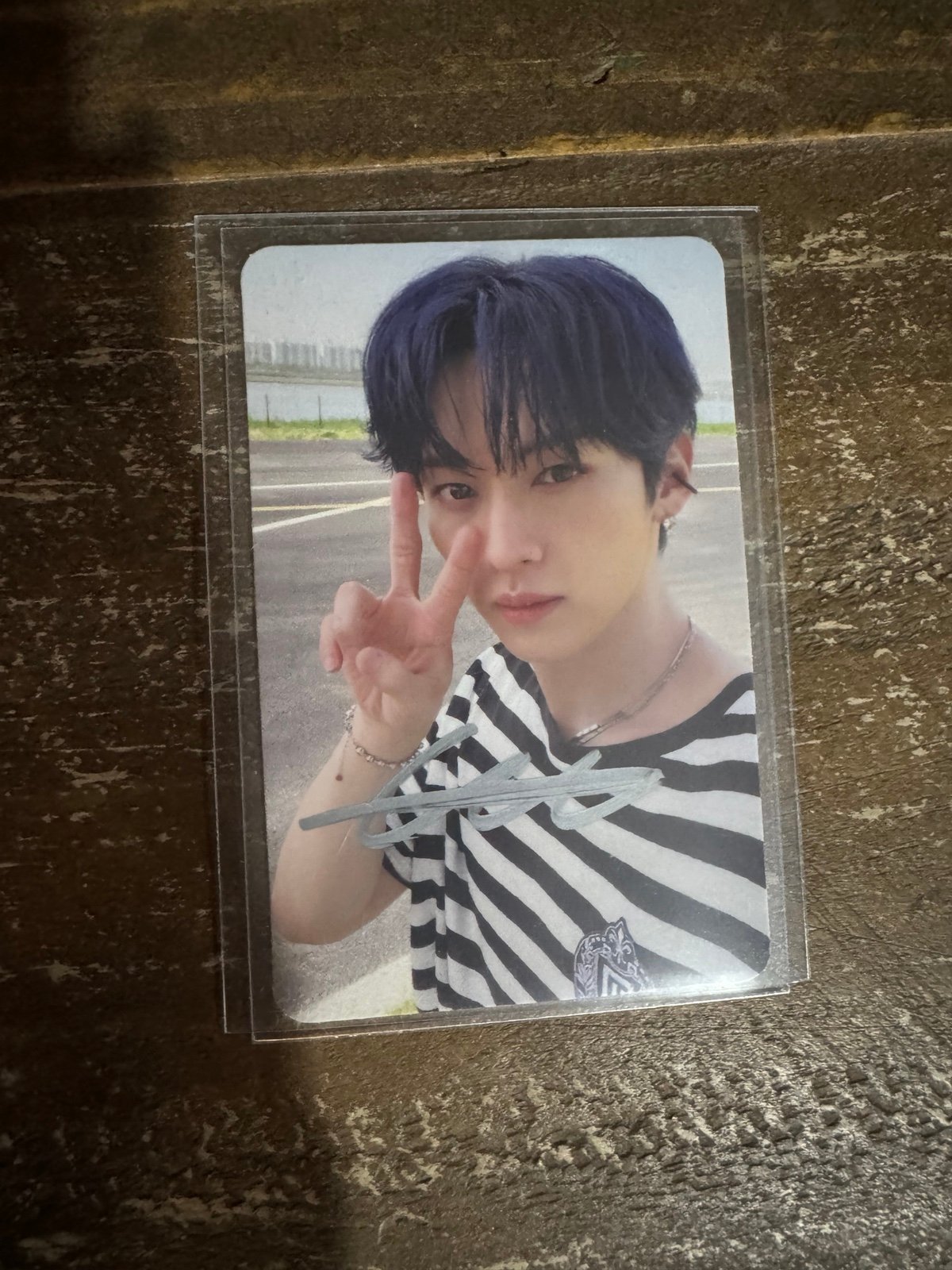 Lee Know maxident signed pc