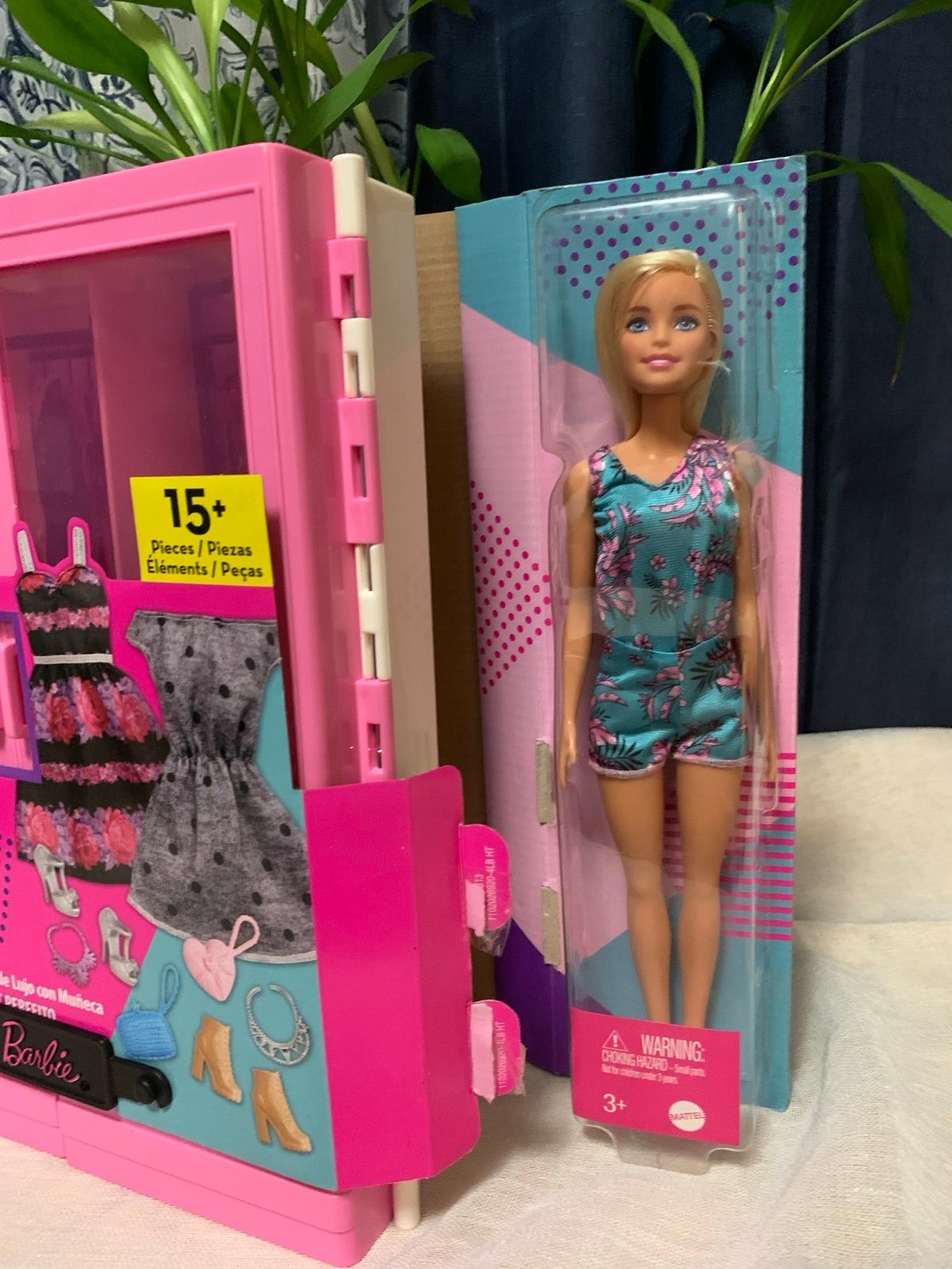 Barbie Fashionistas Ultimate Closet and Accessory