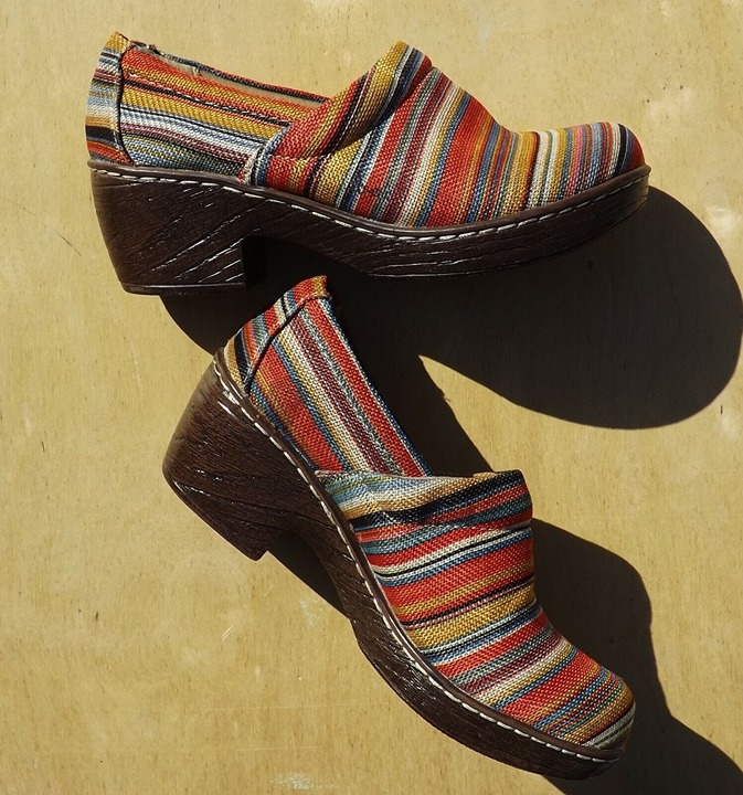 BOC Womens Nadiyya Clogs, Size 6M, Rust Multi Rainbow Woven