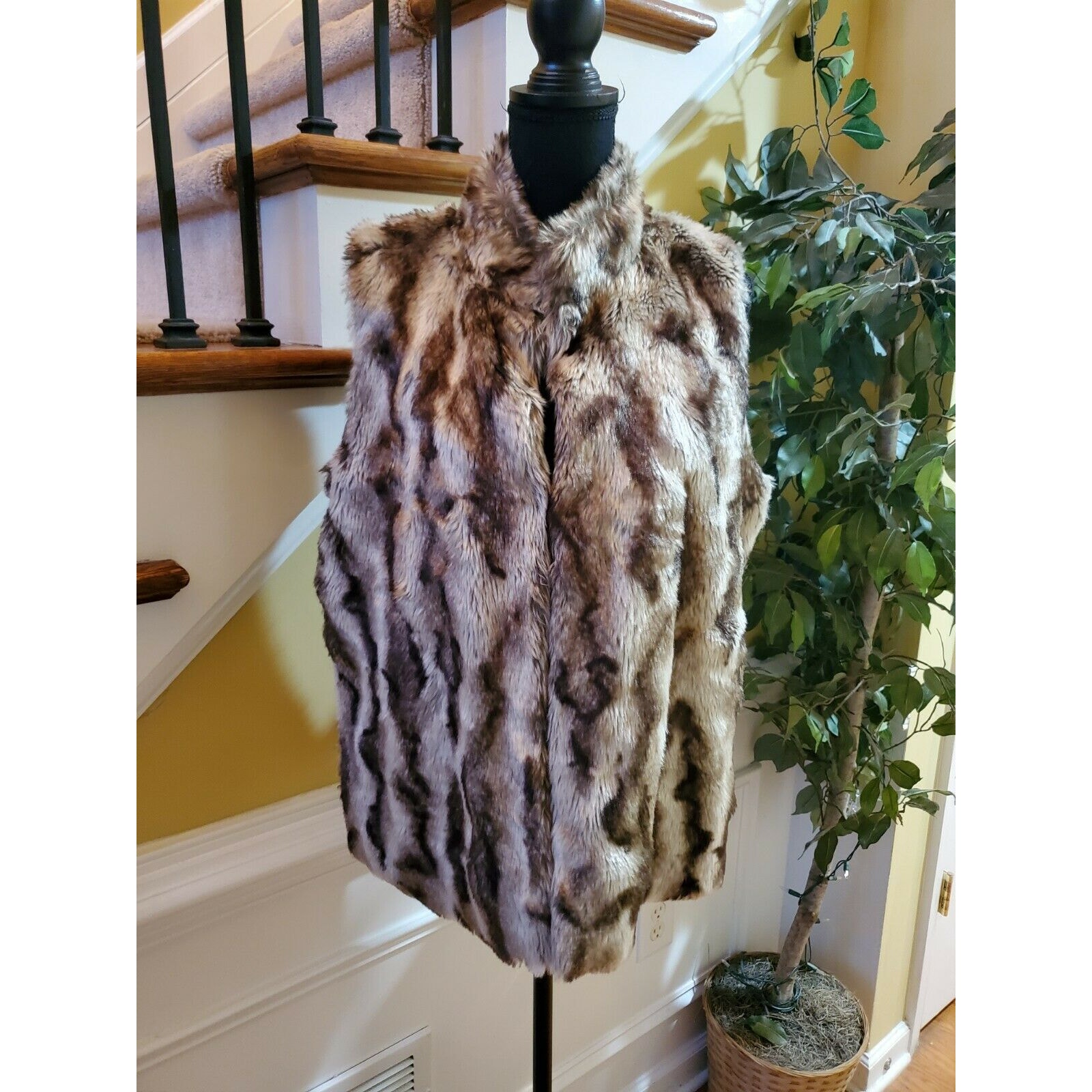 VICKI WAYNE FAUX FUR PRINT VEST SIZE L