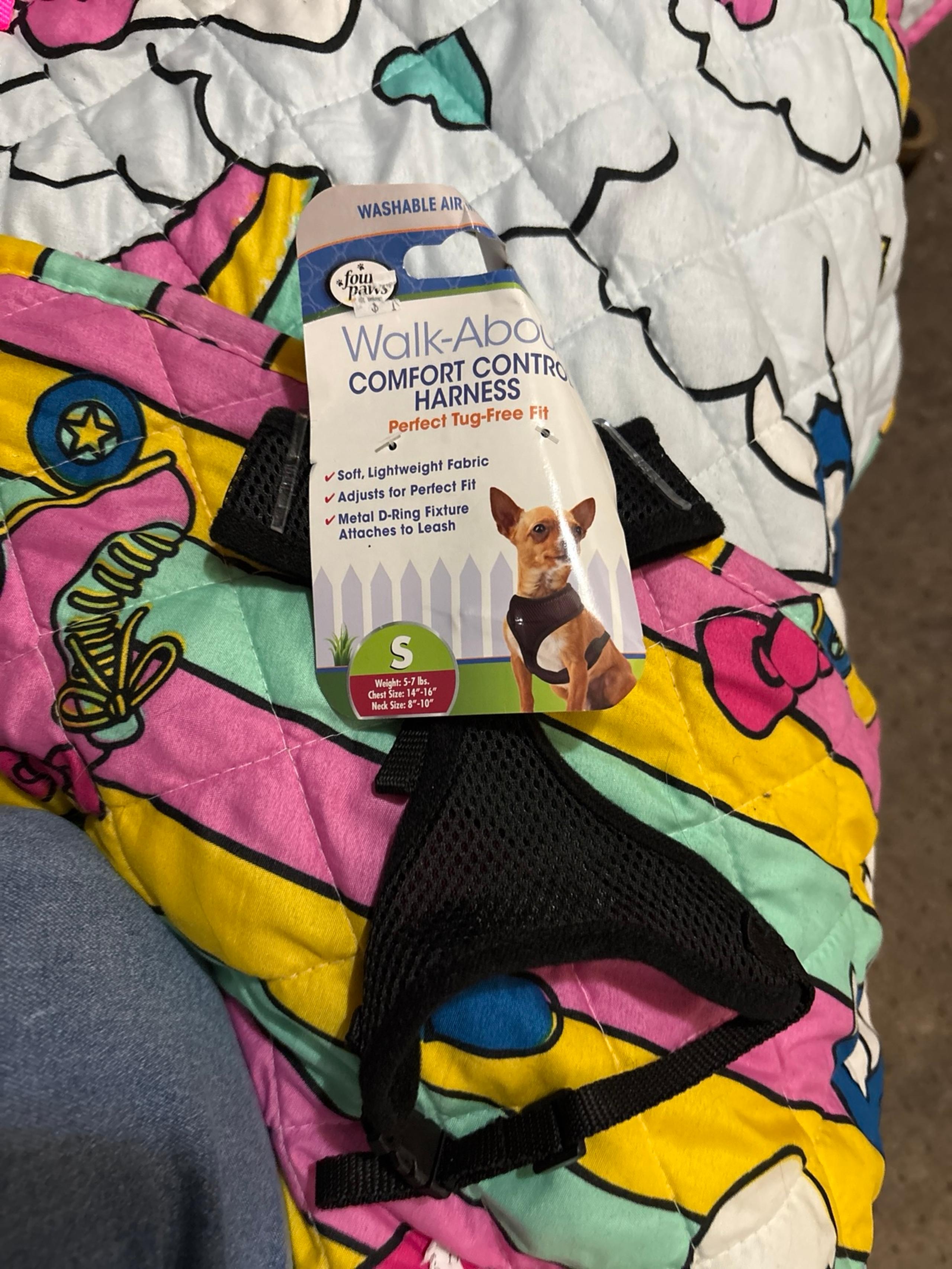 Comfort control harness, perfect fort free fit size small weight 5 to 7 pounds chest inches