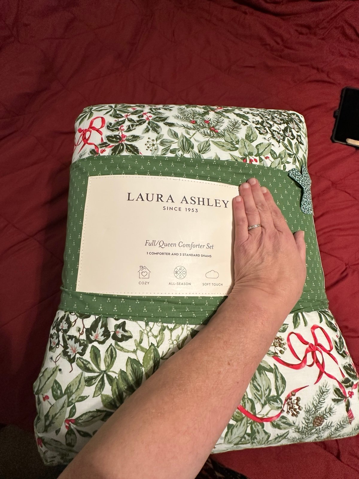 Laura Ashley Holiday Berry Times with Bows Full / Queen Comforter set