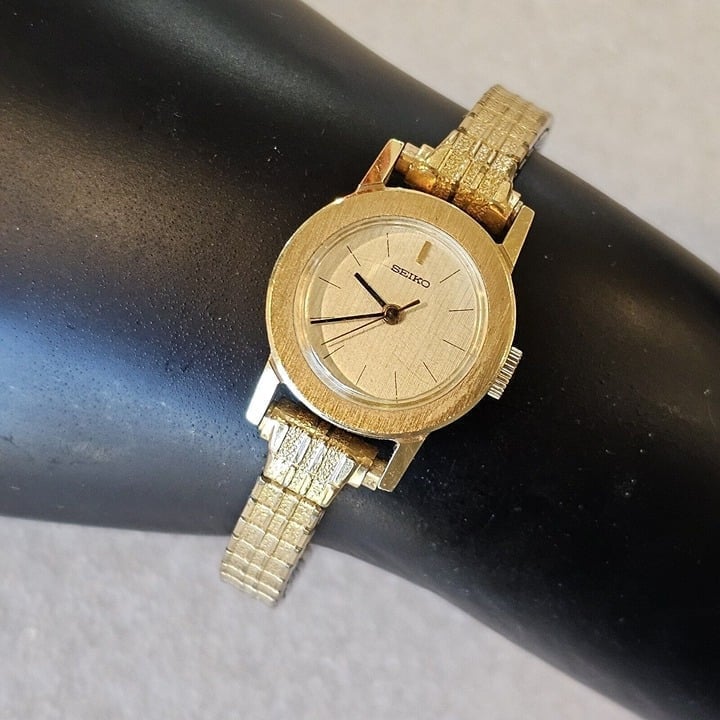 Seiko Women 1104-0249 Dress Watch Wind Up Gold Tone Stretch Band Case Mechanical