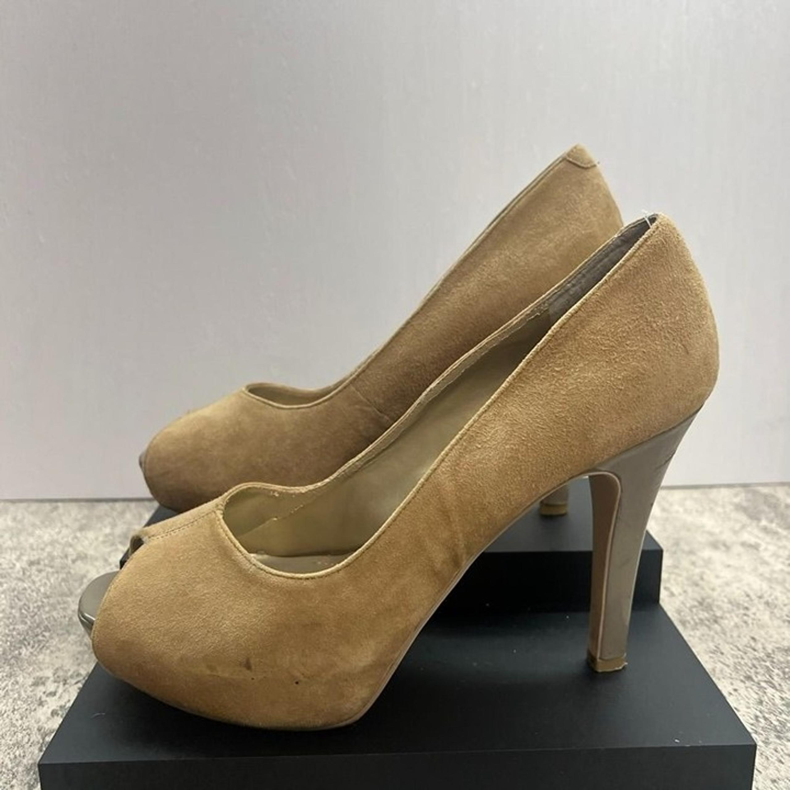 Nine West Beige Faux Suede Peep Toe Pump/ Heels Size 7.5M