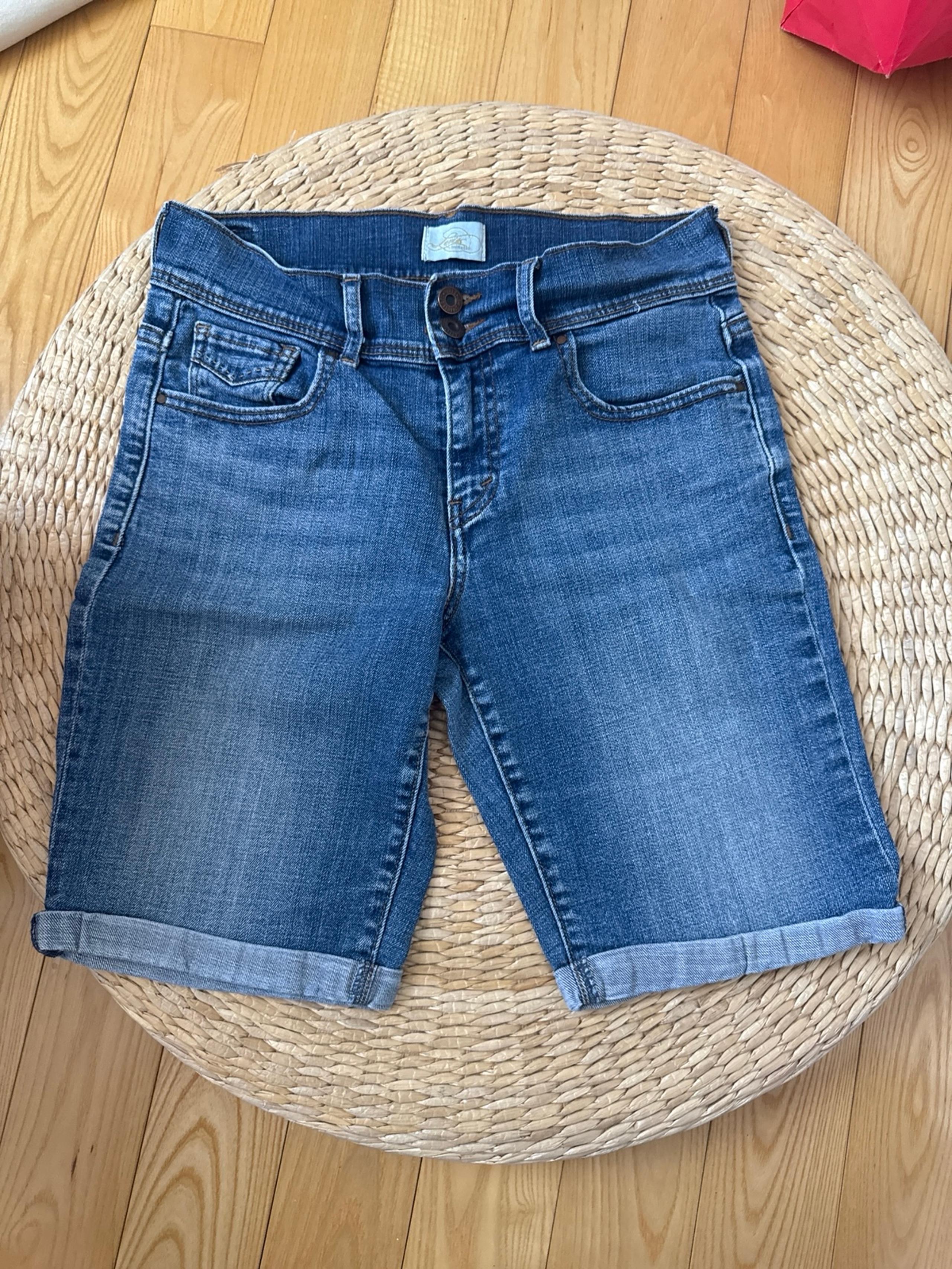 Levi Strauss & CO Women Bermuda Short 4