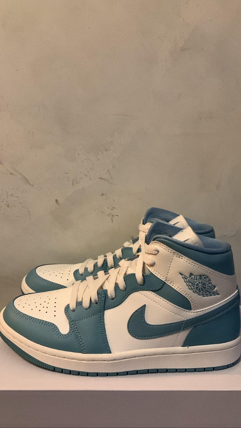 Jordan 1 mid unc