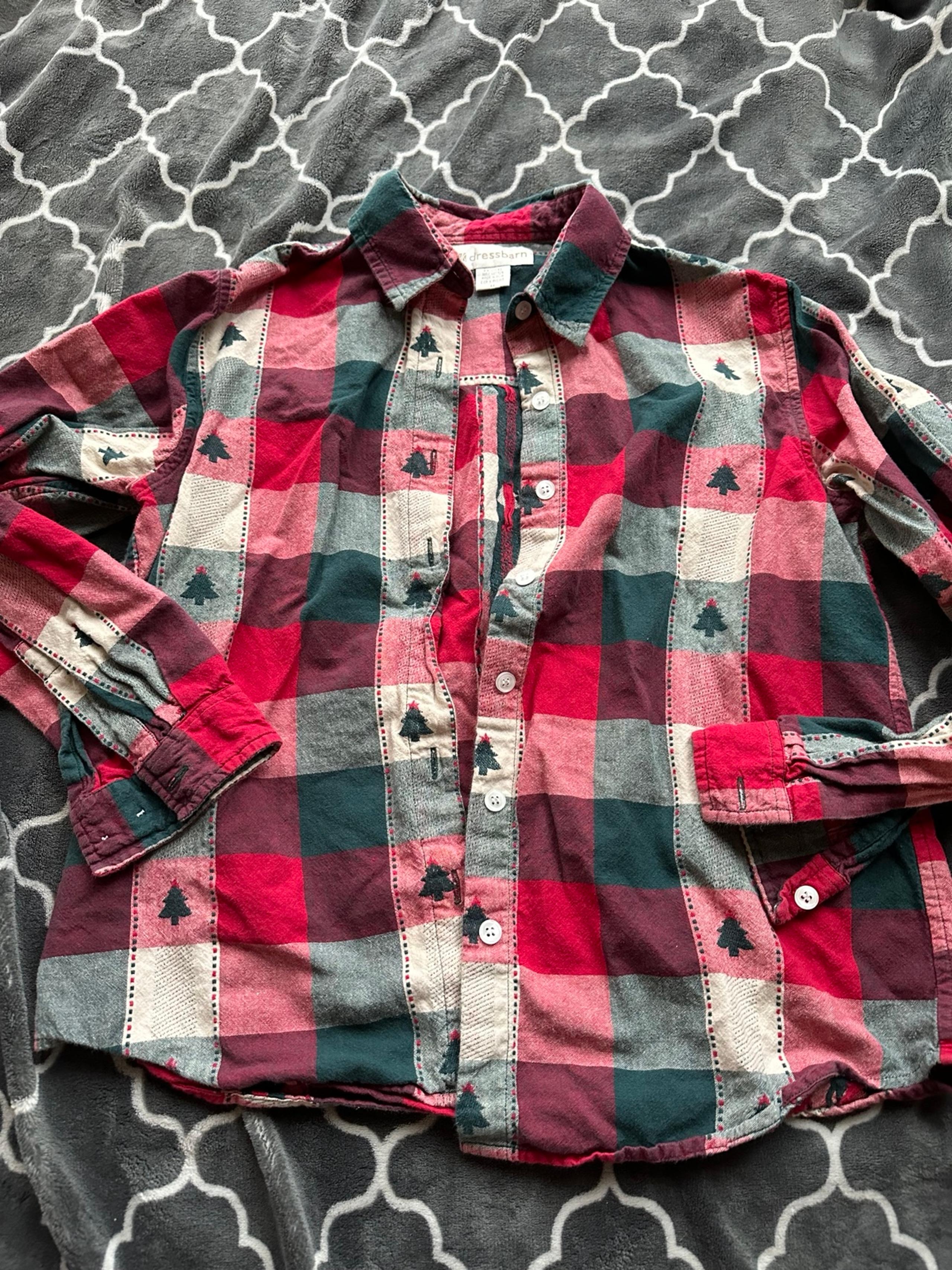 Dressbarn size medium Christmas button down shirt