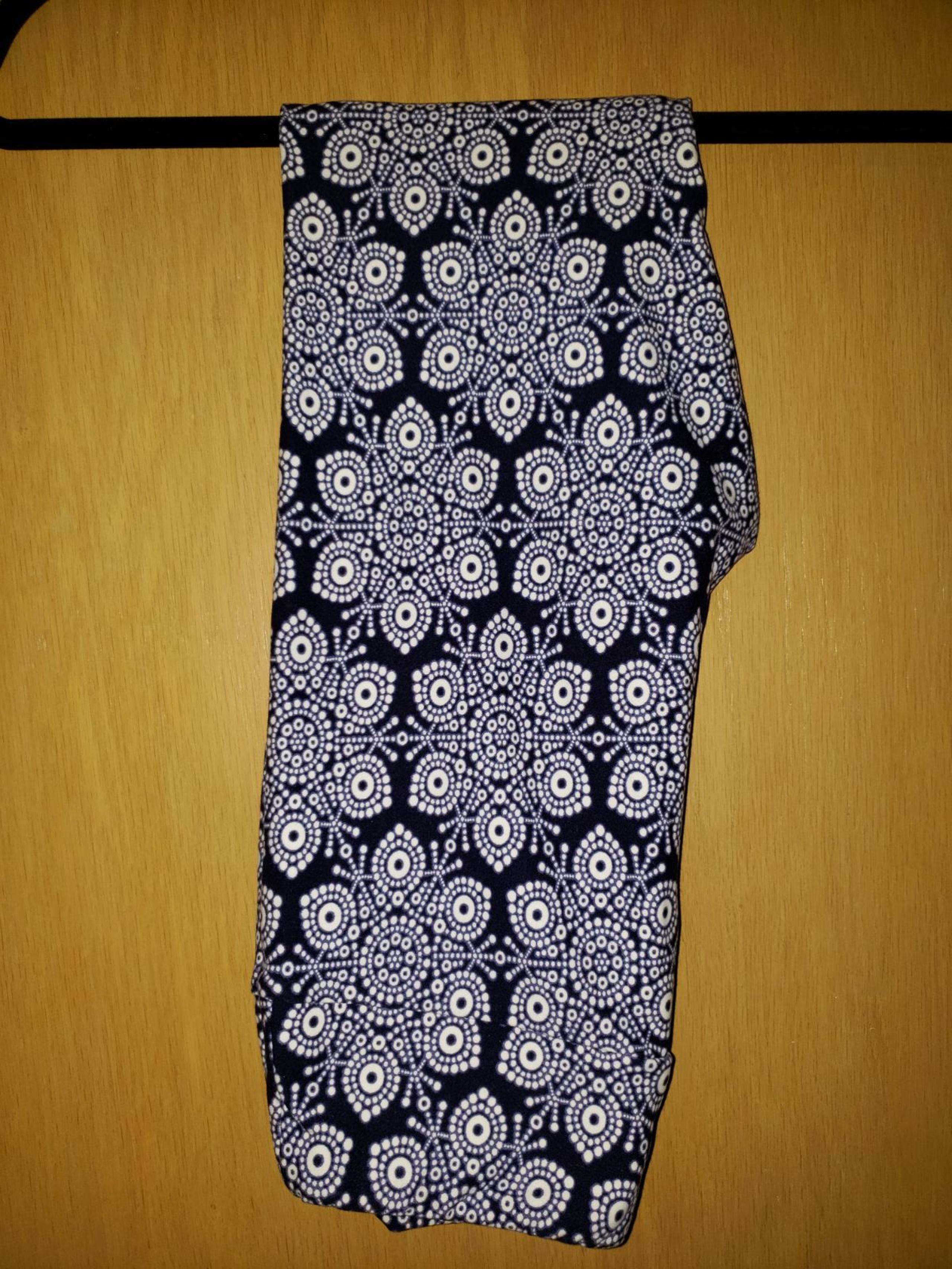 LuLaRoe OS Snowflakes Leggings