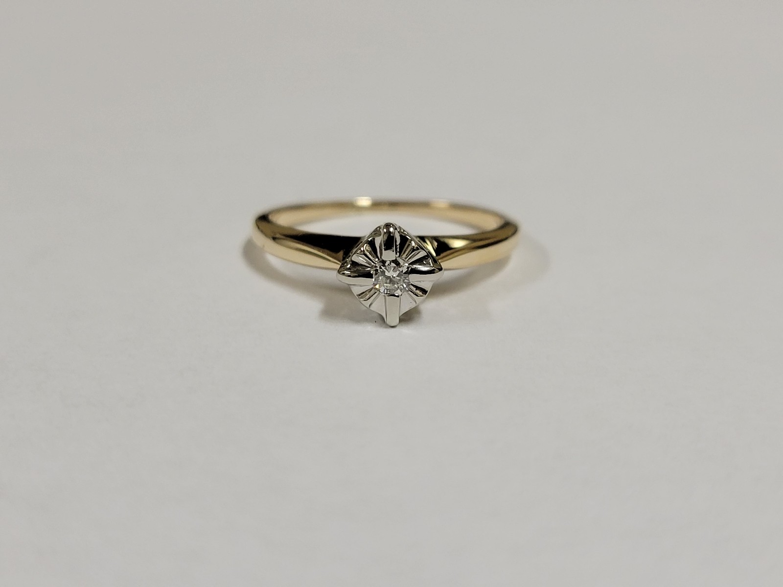 14k Ladies Solitaire Yellow Gold 1 Round Diamond Illusion Setting Ring Size 5.75