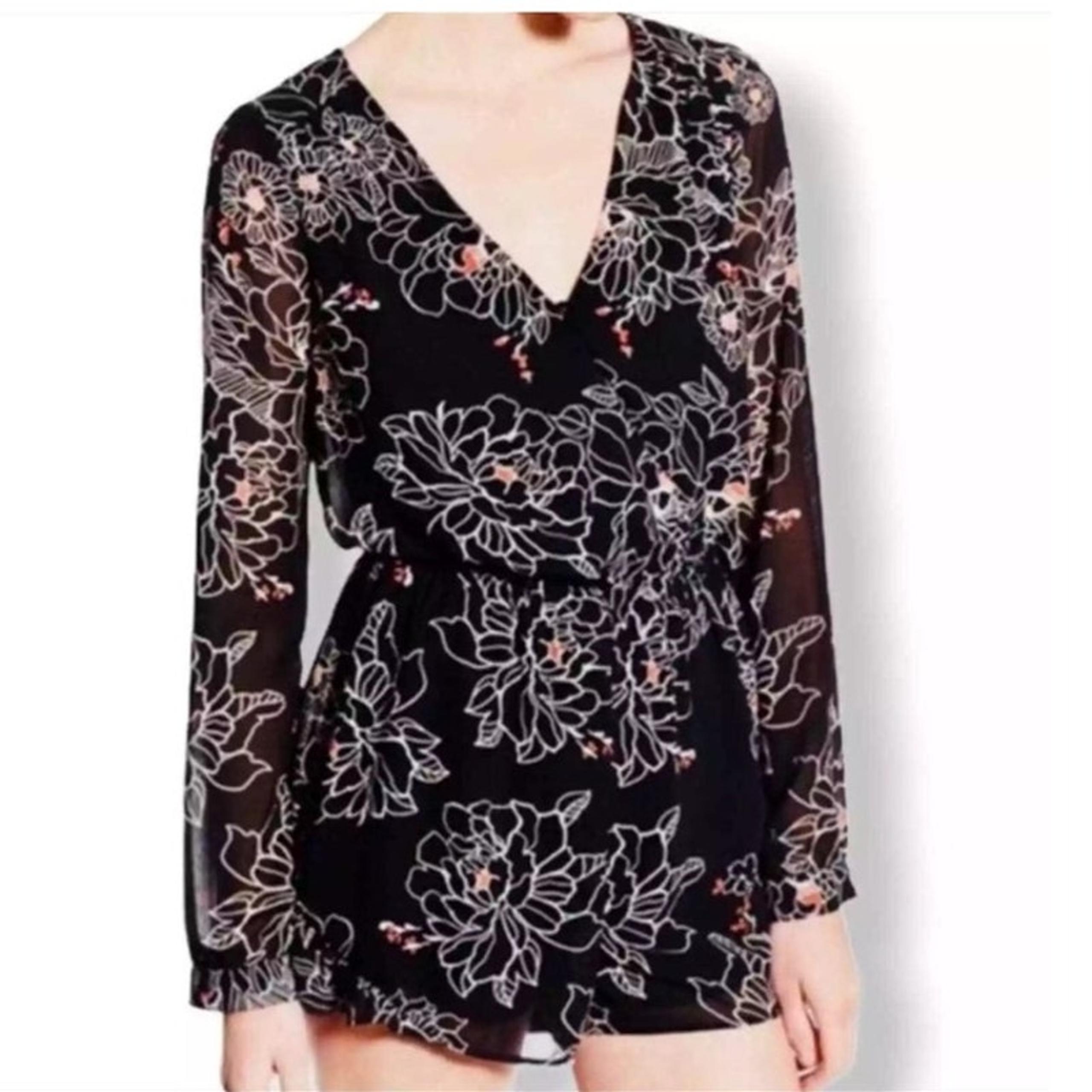 ASTR Black White Pink Floral V Neck Shear Sleeve Shorts Romper Sz XS