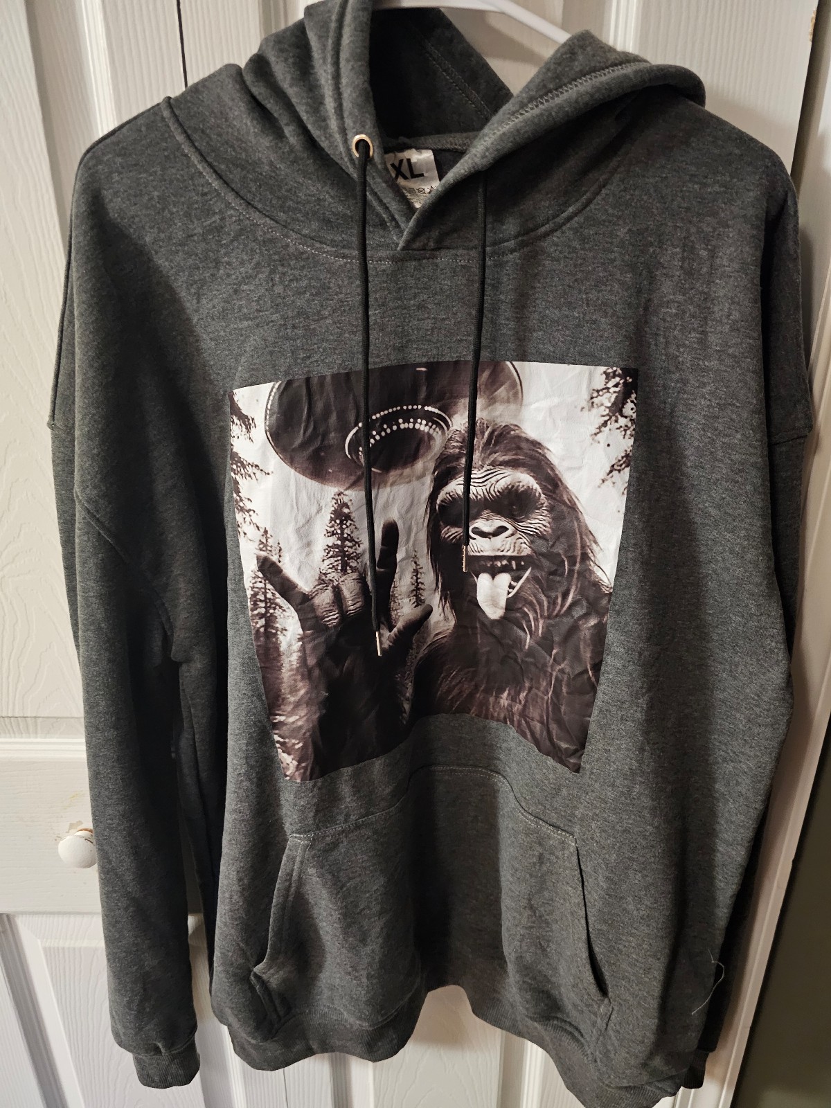 Mens XL Gray Pullover Hoodie - Bigfoot/Flying Saucer