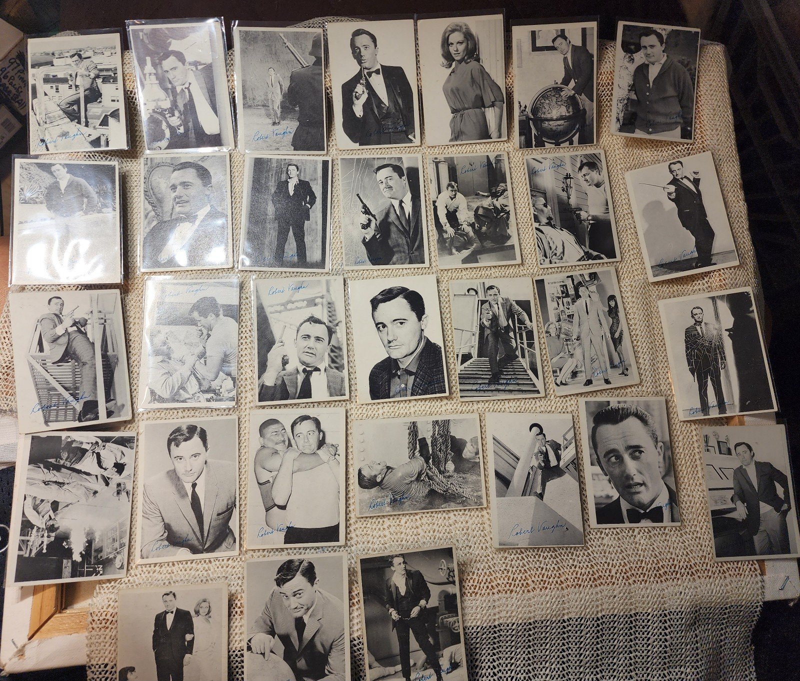 Lot of 31 1965 TOPPS The MAN From U.N.C.L.E. cards Featuring Robert Vaughn and