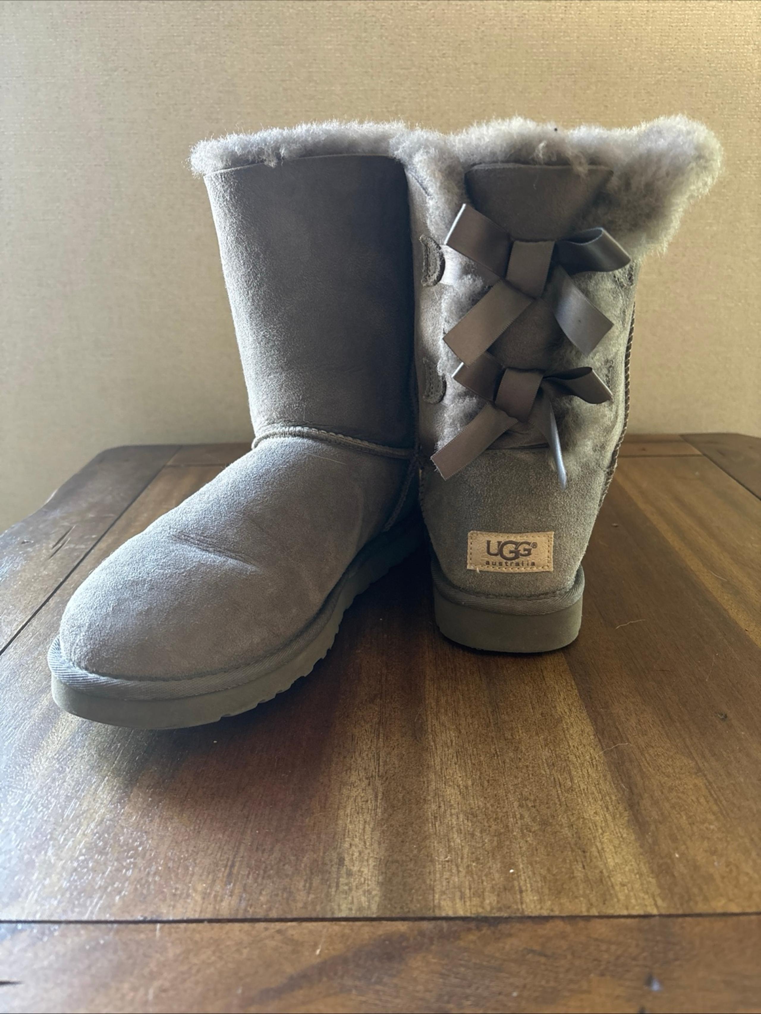 UGG Bailey Bow grey short