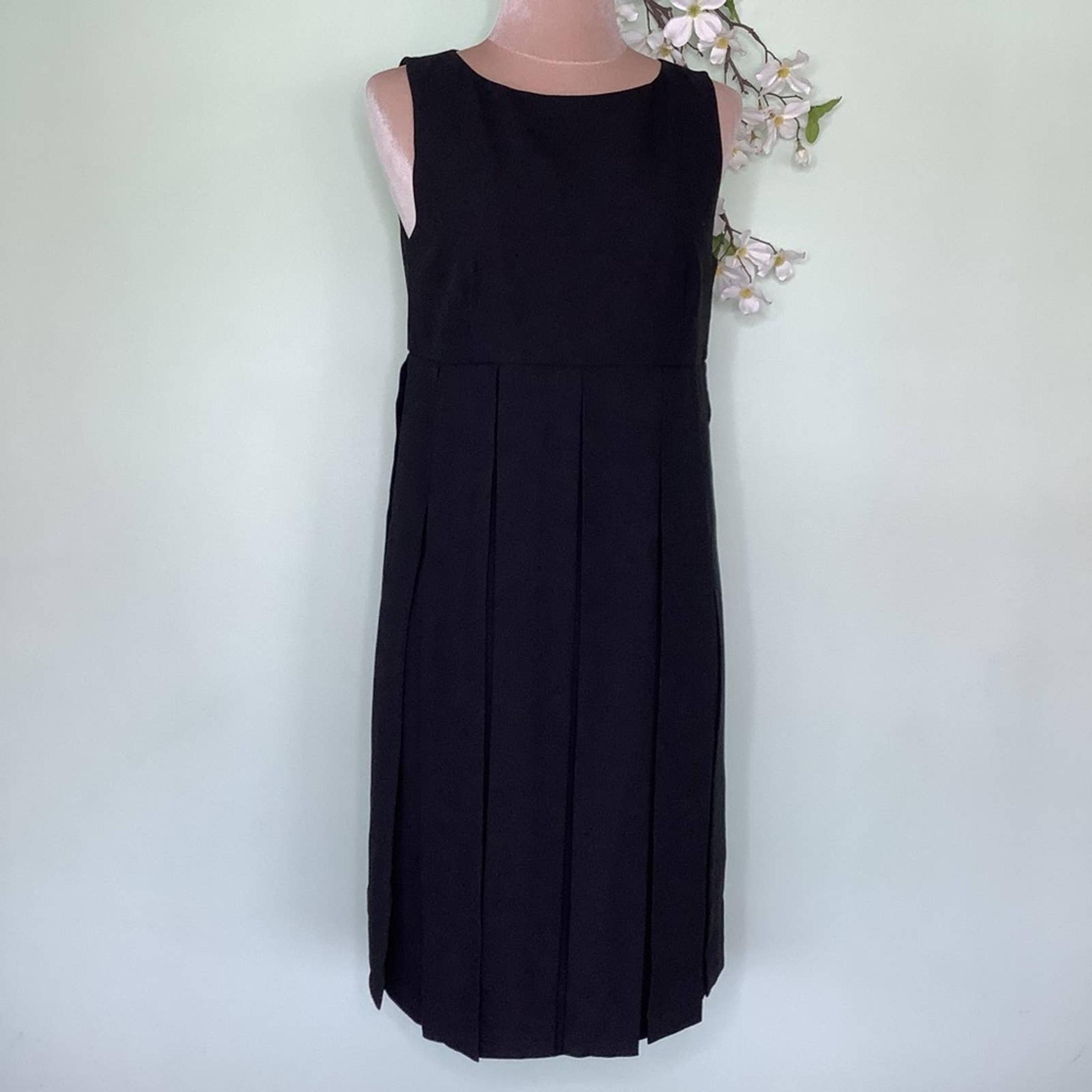 CAbi Woven Crepe Sleeveless Fitted Sheath Dress Fly Away Skirt Black LBD NWT