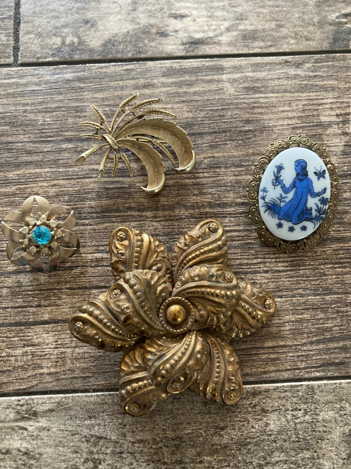 Bundle of vintage brooch’s