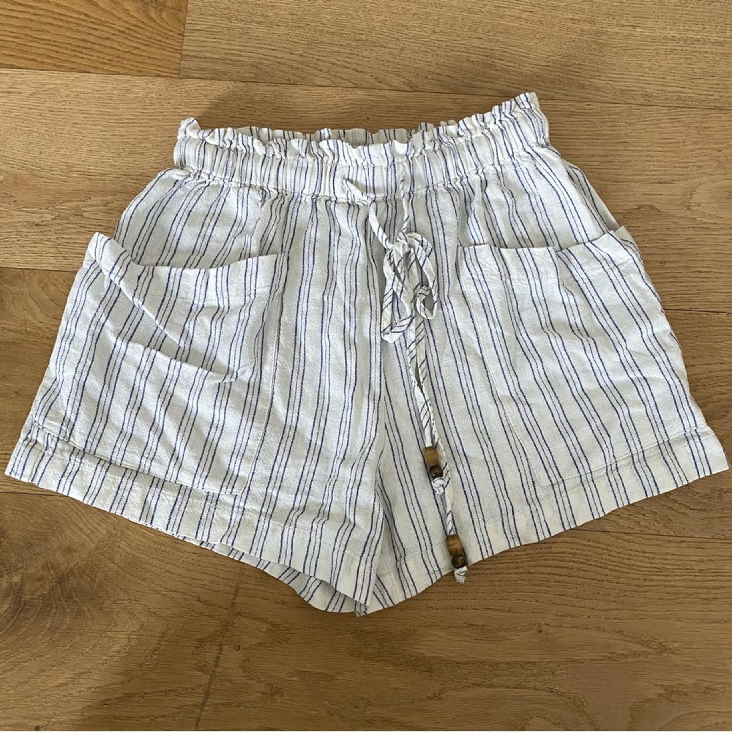 Urban Outfitters - Stripe Pull On Pocket Shorts in White & Blue