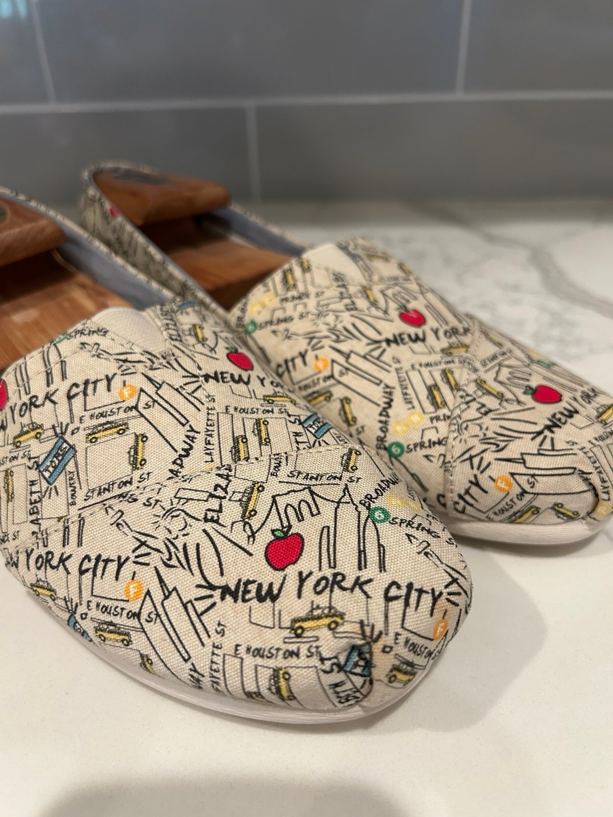 Toms New York City Map Men's Classic Alpargata 9.5 US Big Apple Slip Ons -New